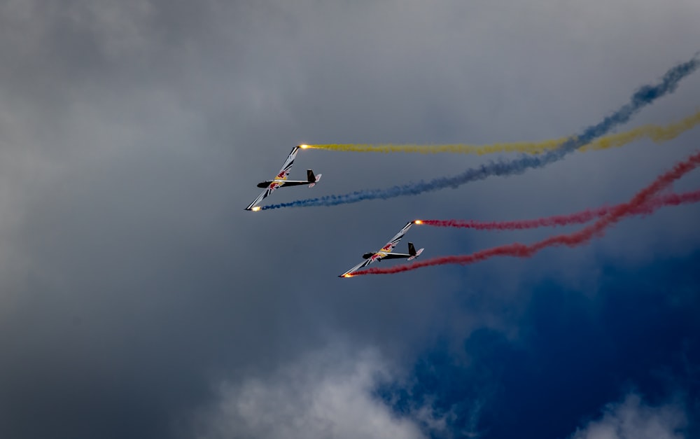 airplanes flying in formation