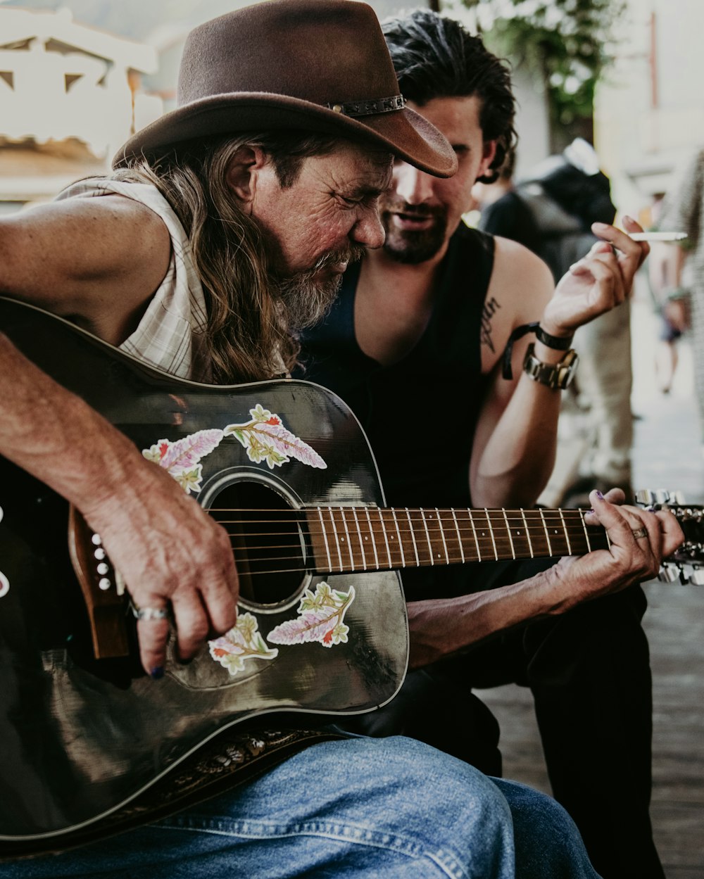 Un hombre tocando una guitarra