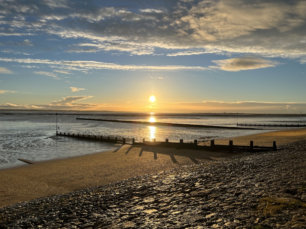 Ein Strand mit Sonnenuntergang