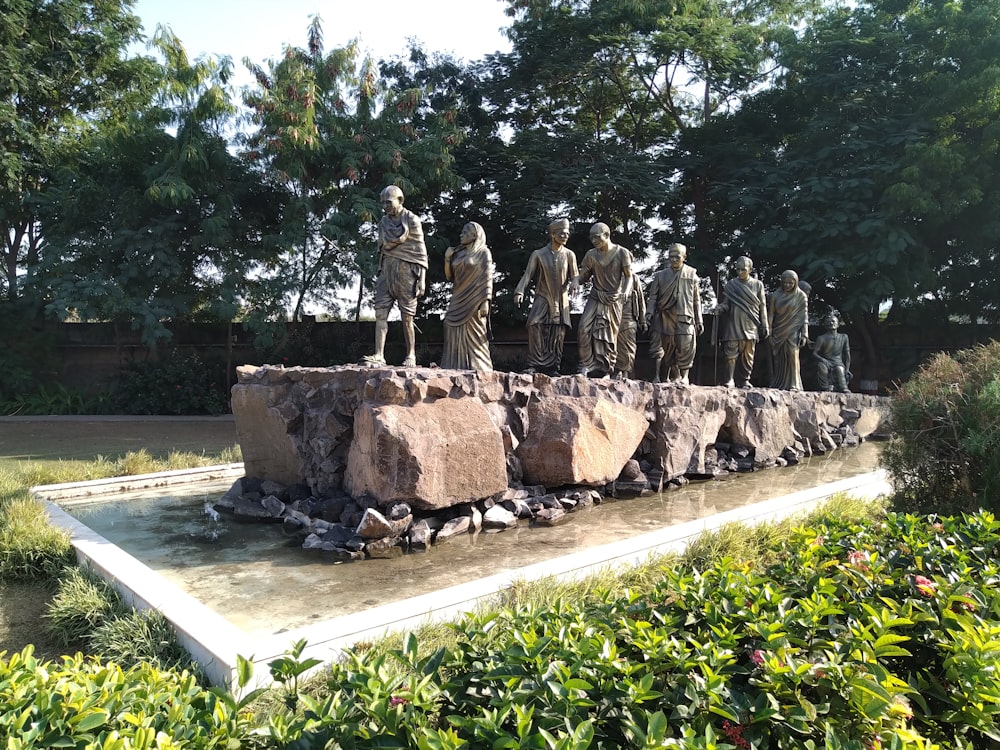 Un grupo de estatuas en un jardín