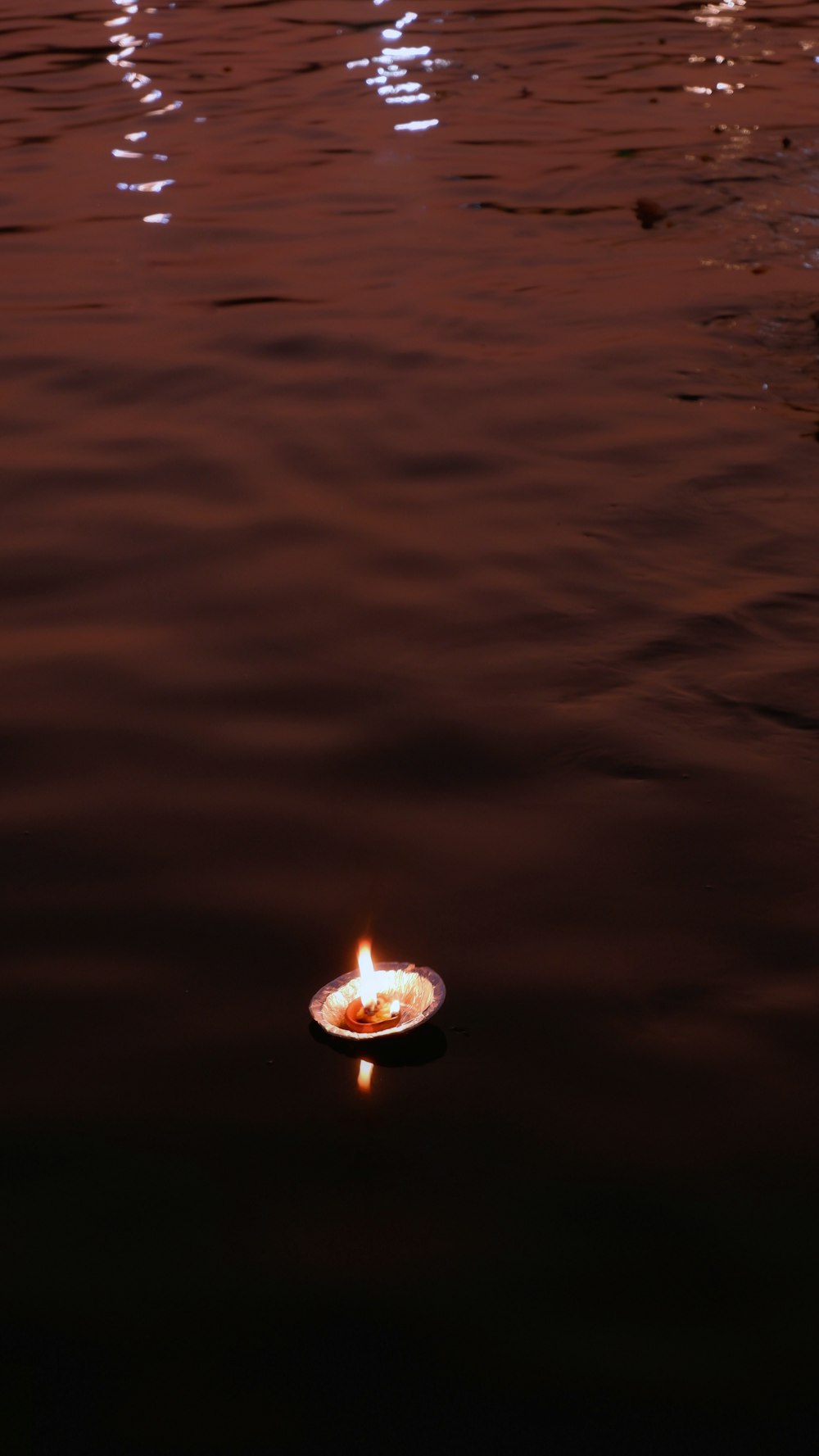 ein Feuer, das im Wasser schwimmt