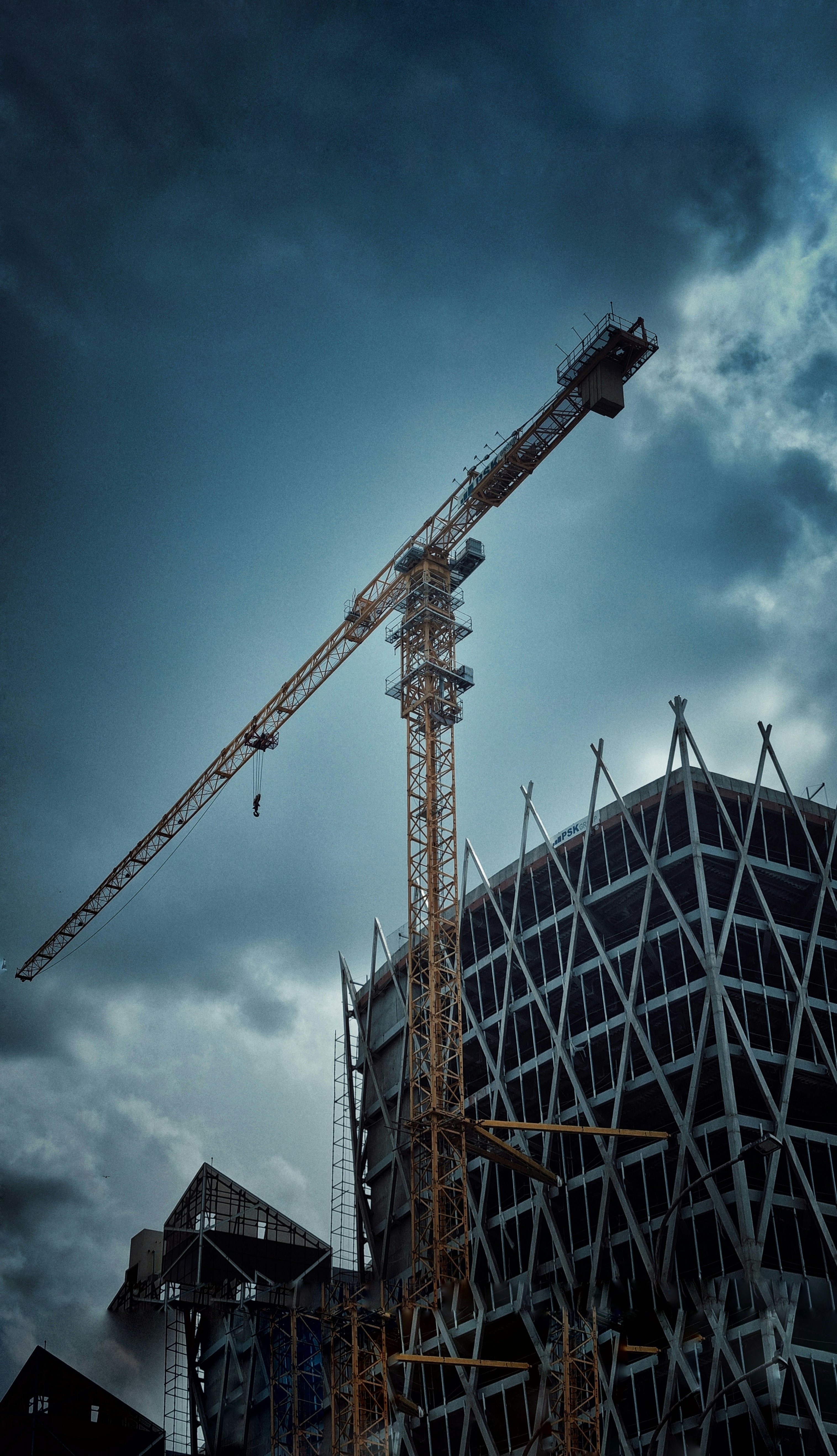 A crane next to a building photo Free Tamil nadu Image on Unsplash