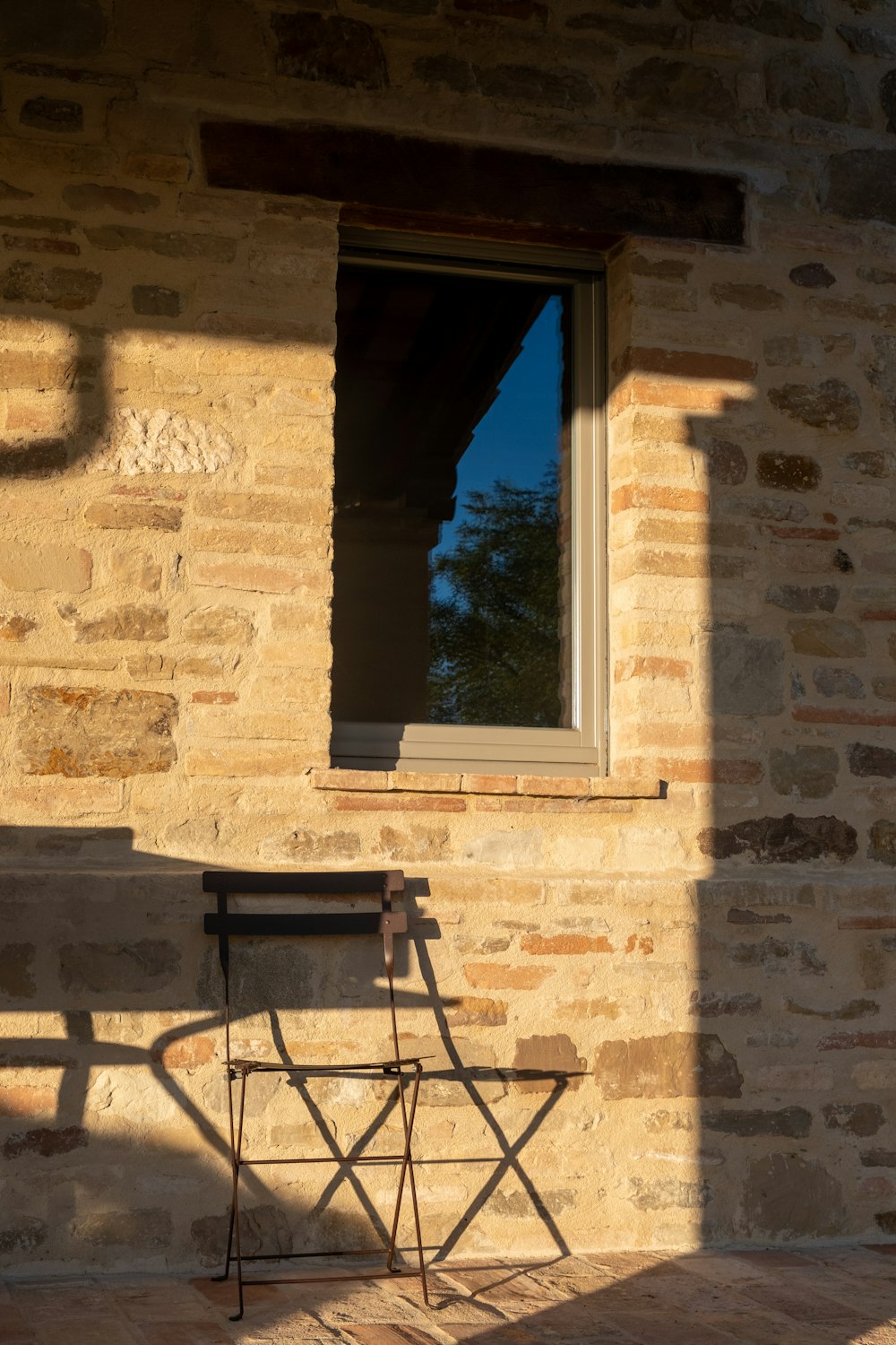 une chaise devant une fenêtre