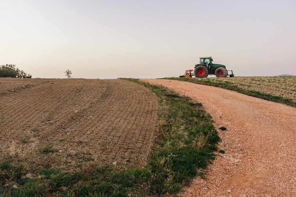 Un tracteur sur un chemin de terre