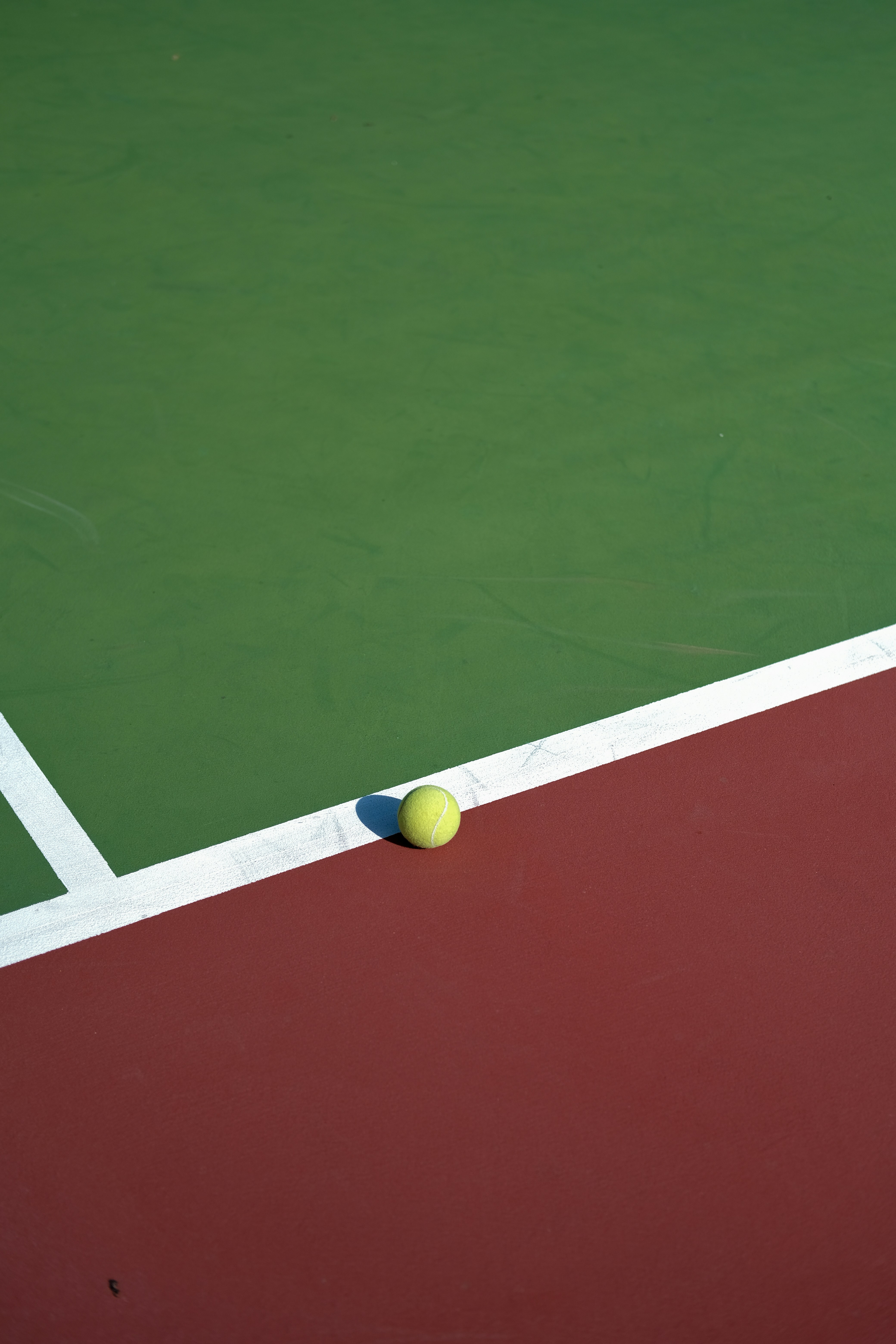 una pallina da tennis su un campo