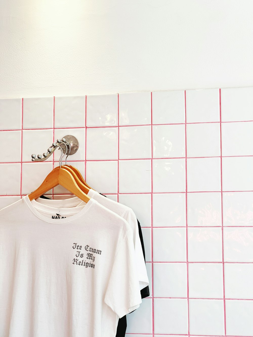 Una camisa blanca en una pared