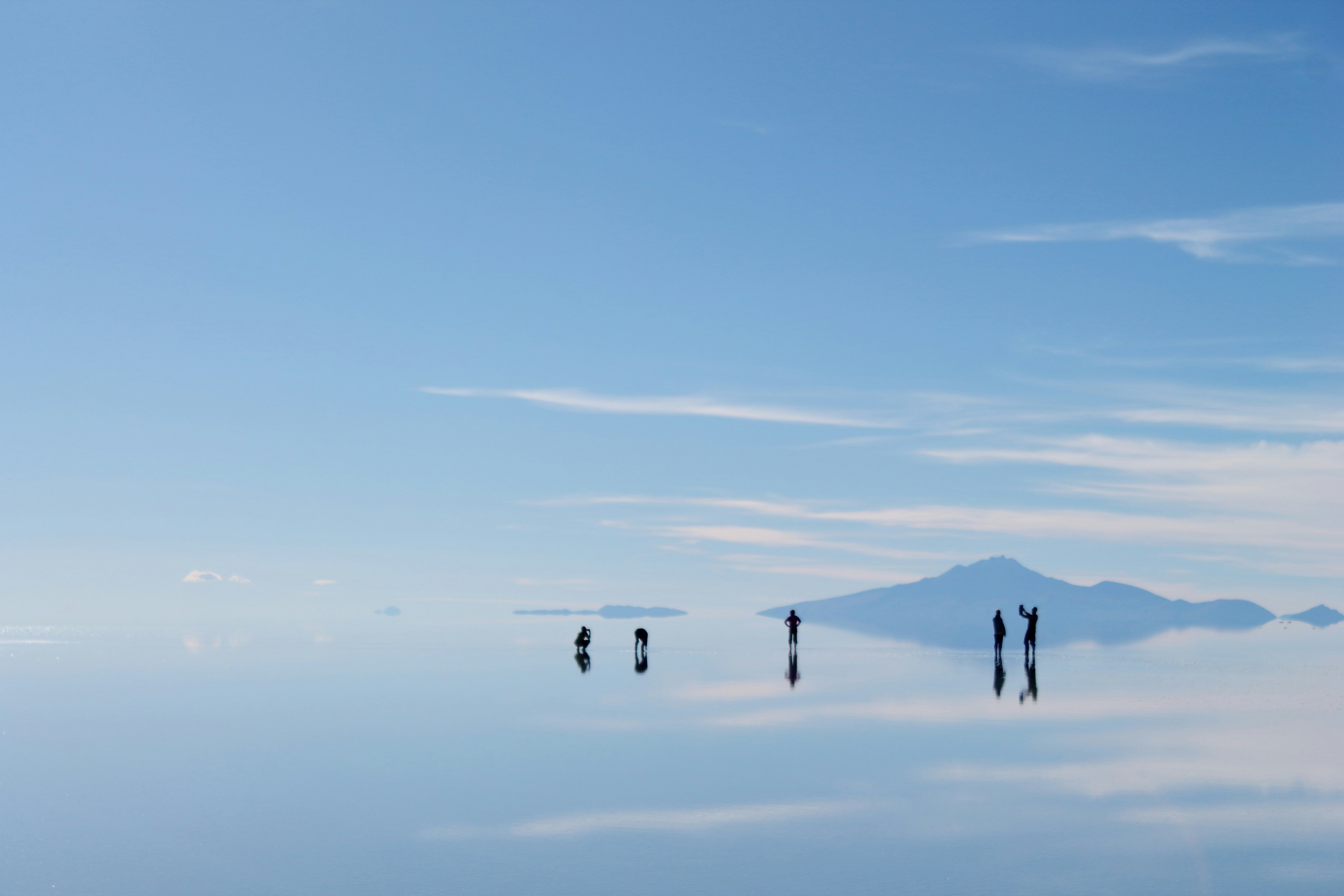 Groupe de personnes debout sur une montagne admirant ensemble le panorama impressionnant de la Bolivie.