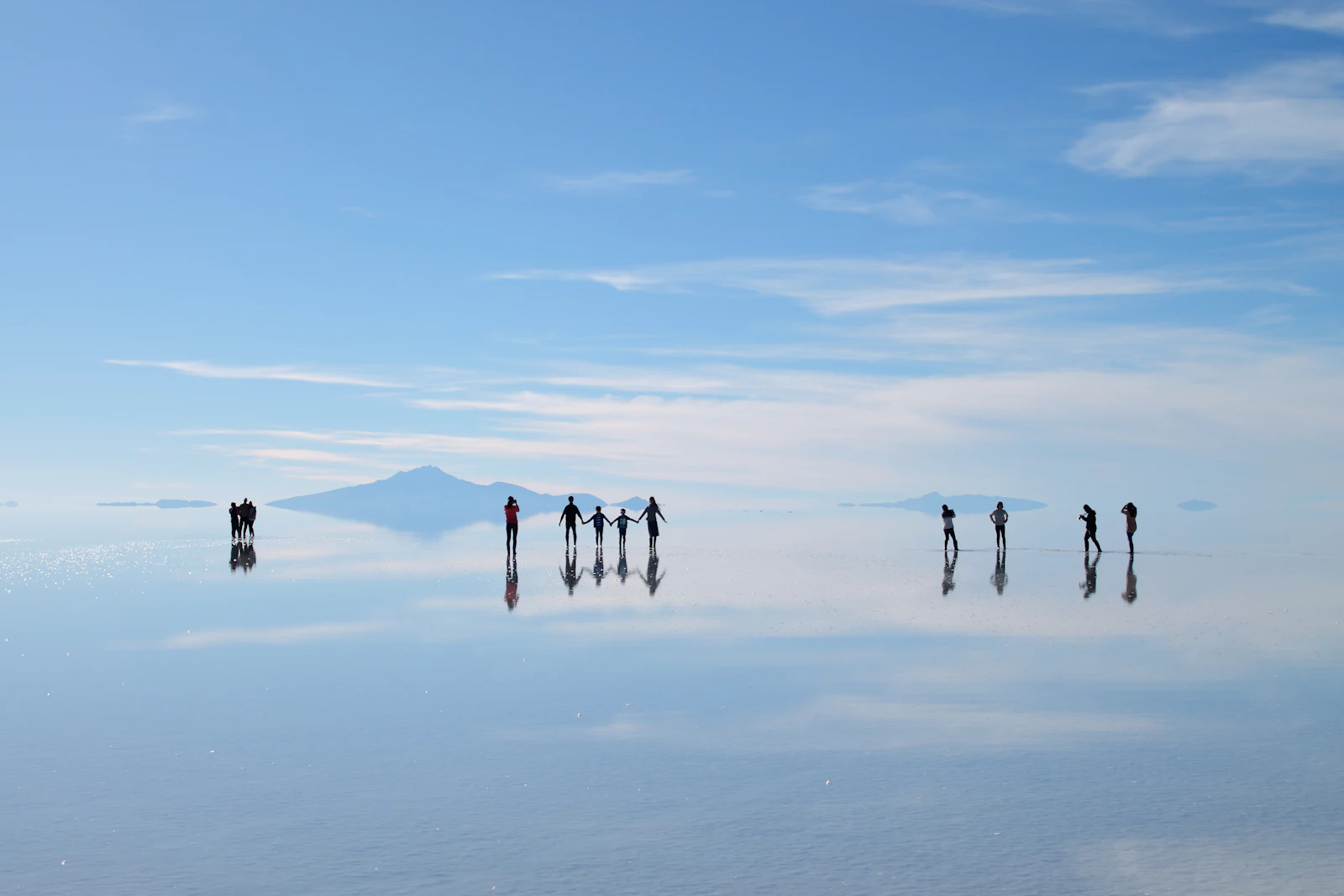 Efecto espejo en el Salar de Uyuni en época de lluvias — Bolivia