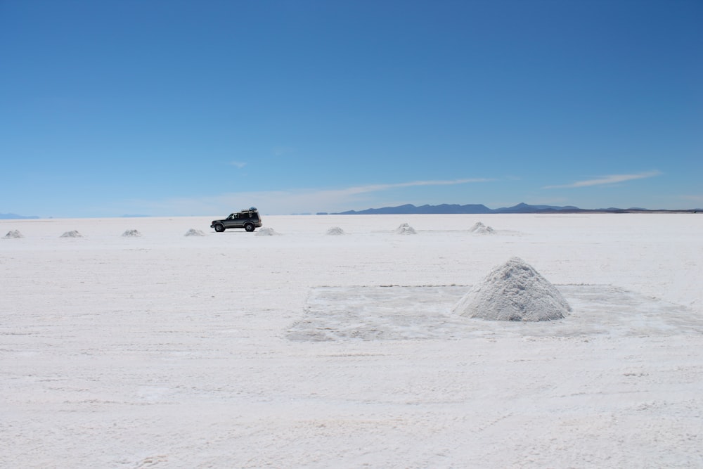 Un coche conduciendo por un desierto