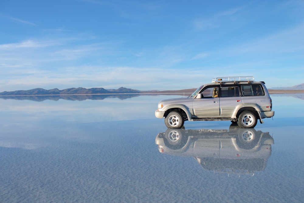 une voiture sur une surface réfléchissante