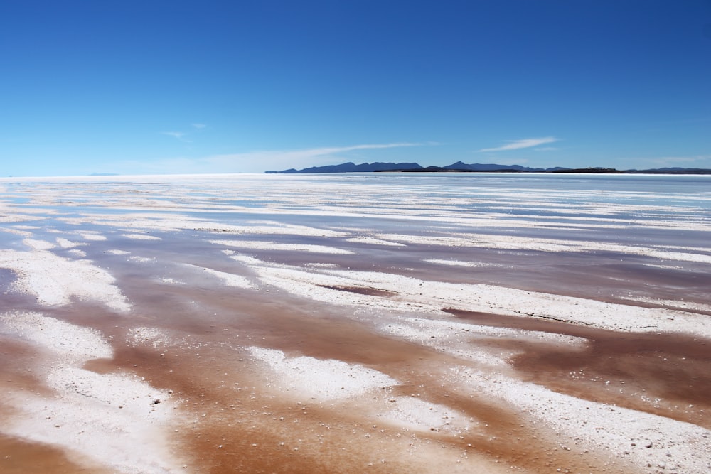 une plage avec du sable et de l’eau