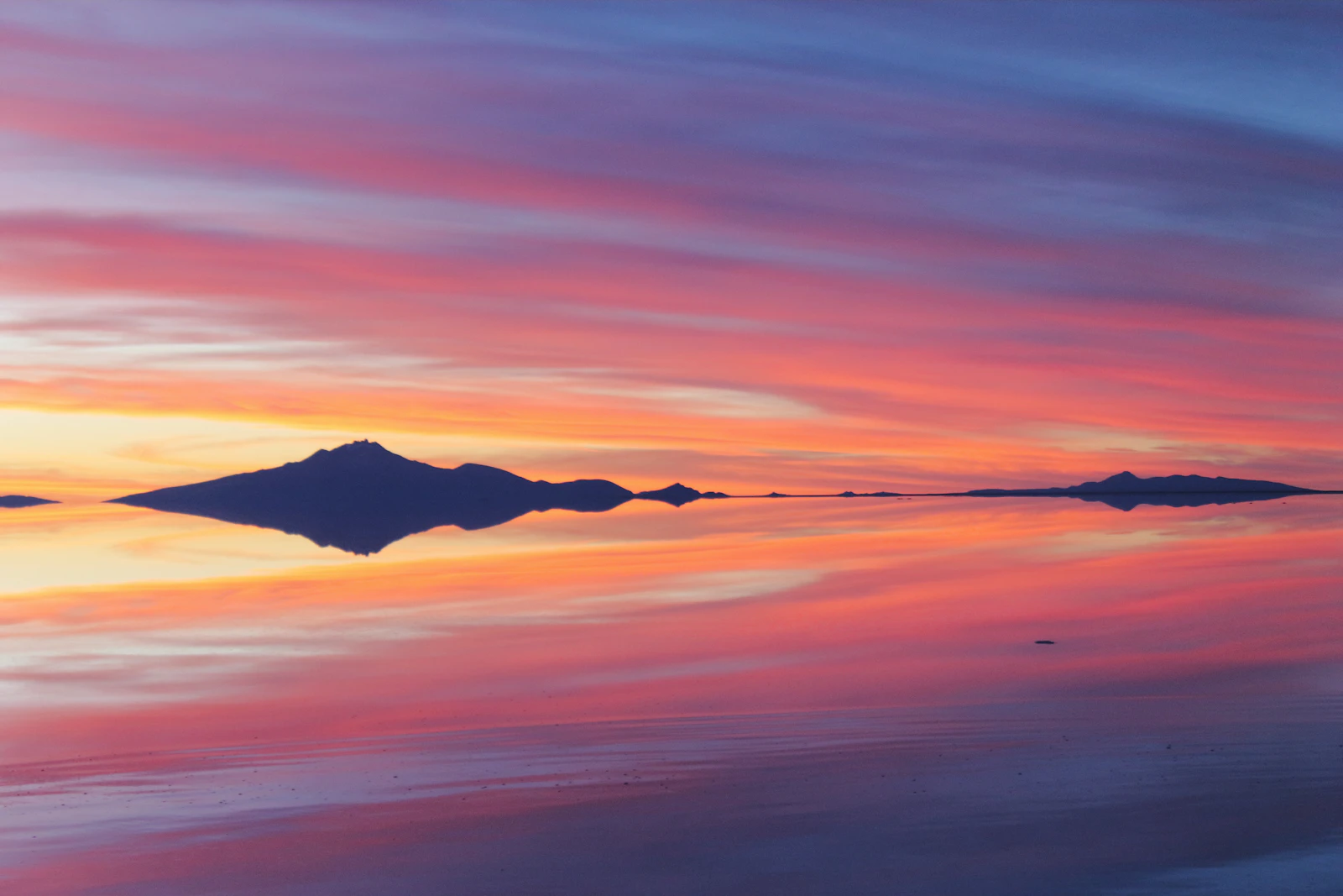 Atardecer sobre el horizonte del salar, Bolivia