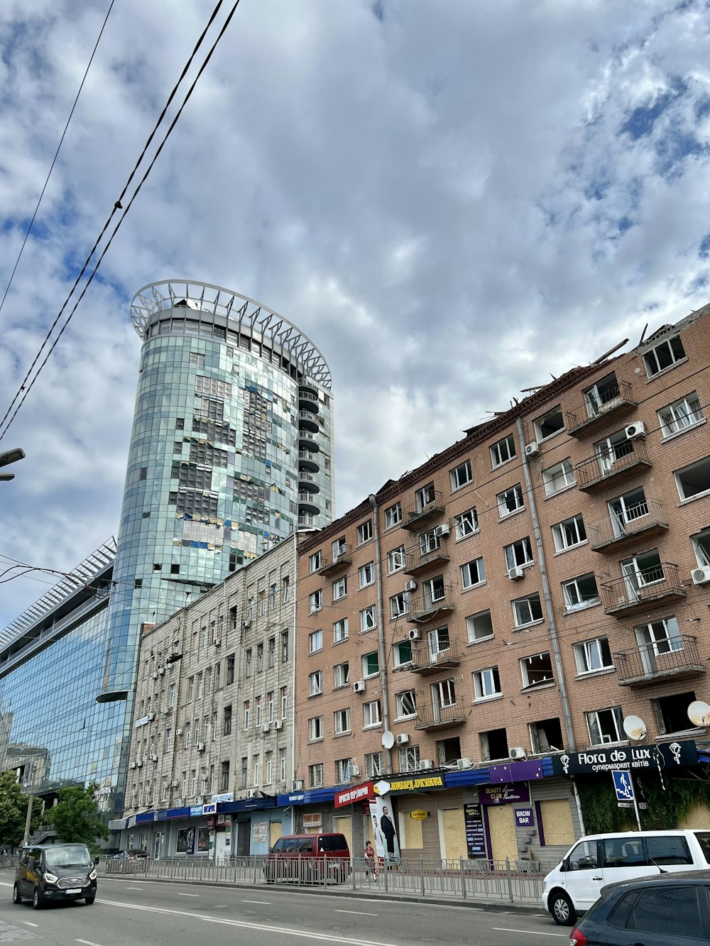 Un edificio con una torre