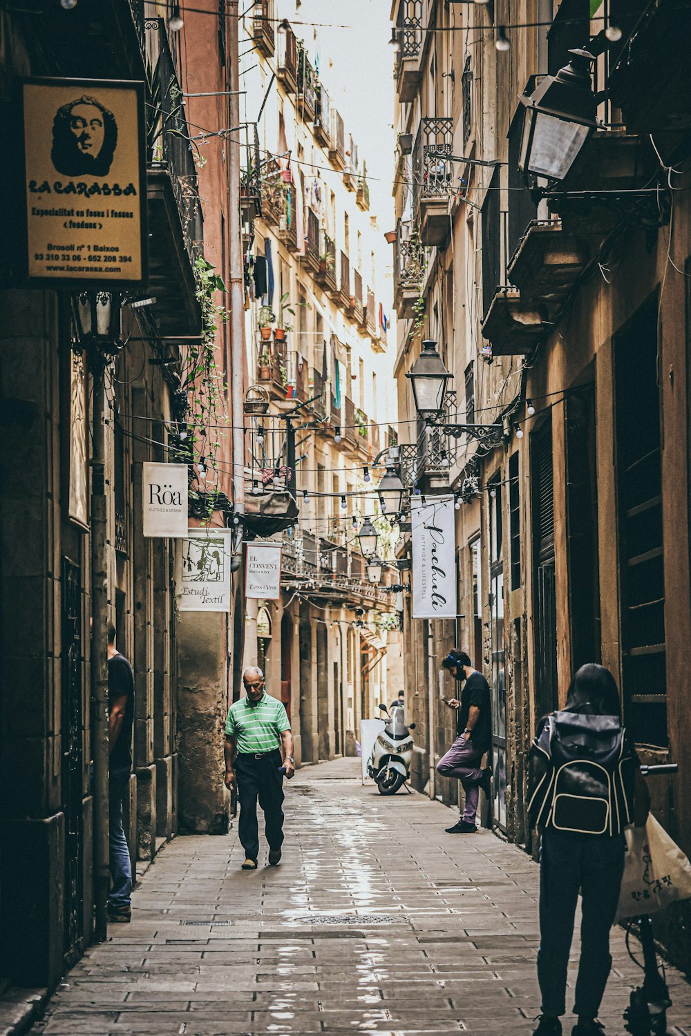 persone che camminano lungo una strada stretta