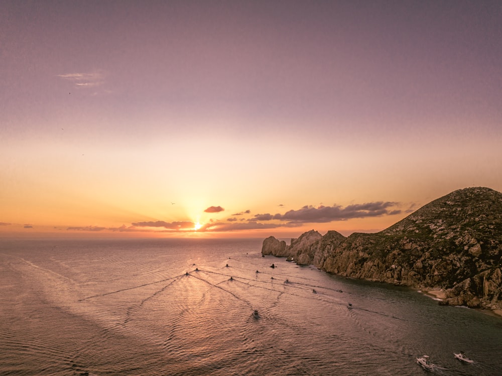 Una playa nevada con una puesta de sol