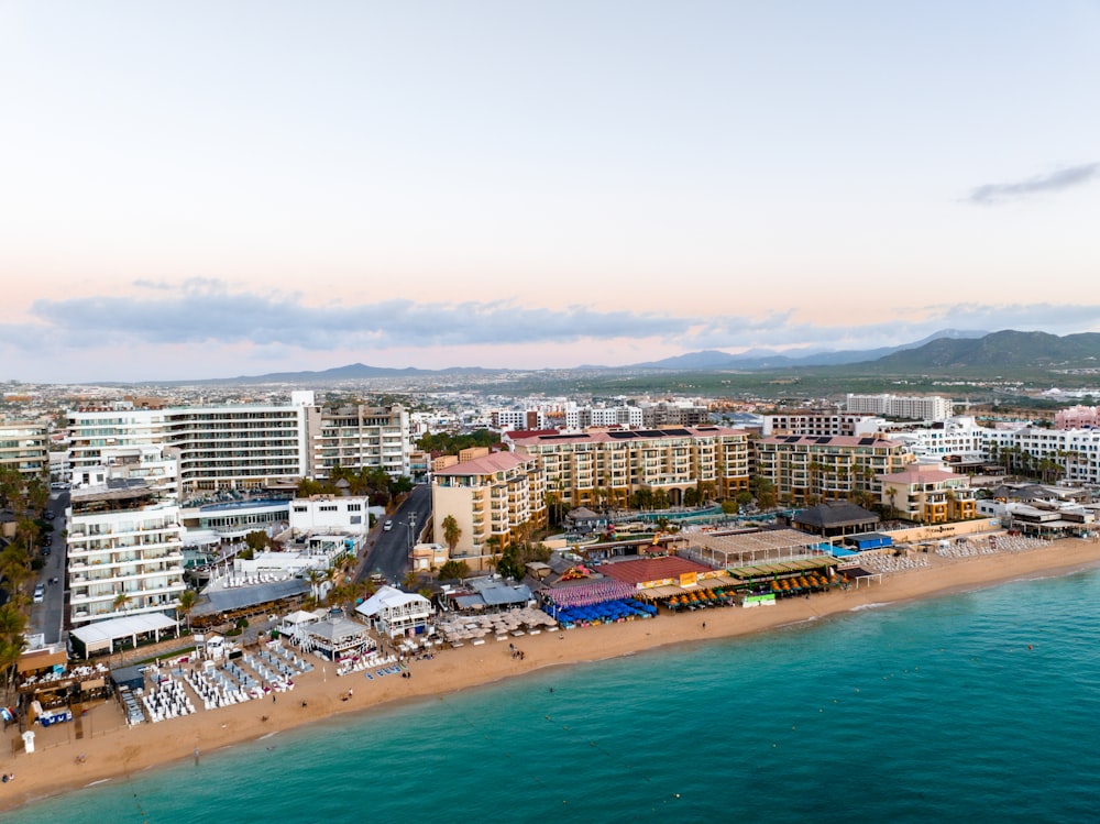 Una playa con edificios y agua