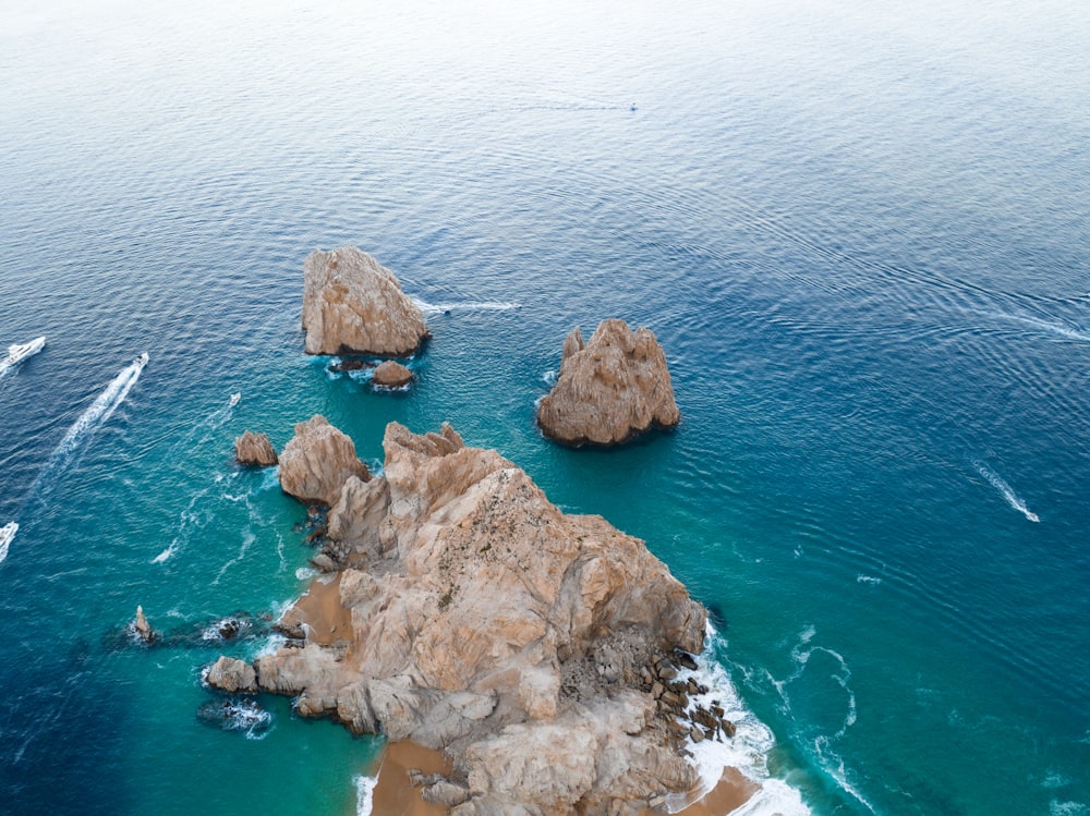 Un grupo de rocas en el agua