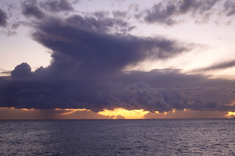 un cuerpo de agua con nubes sobre él