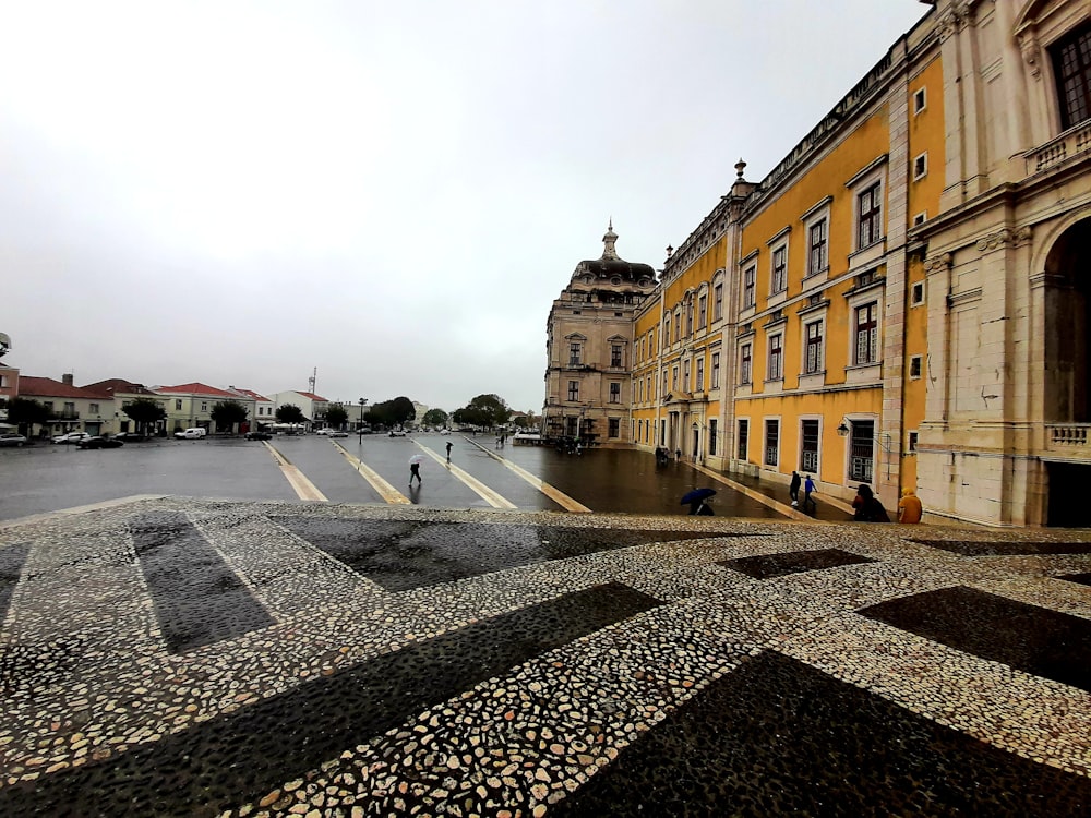 uma pessoa andando em uma rua