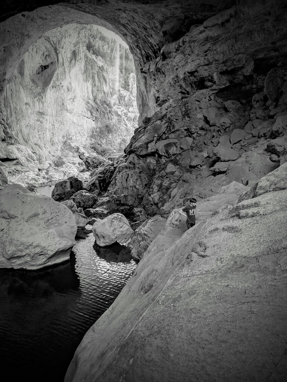 Una persona parada en una cueva