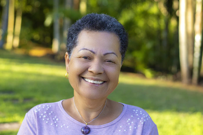 Senhora sorrindo ao ar livre