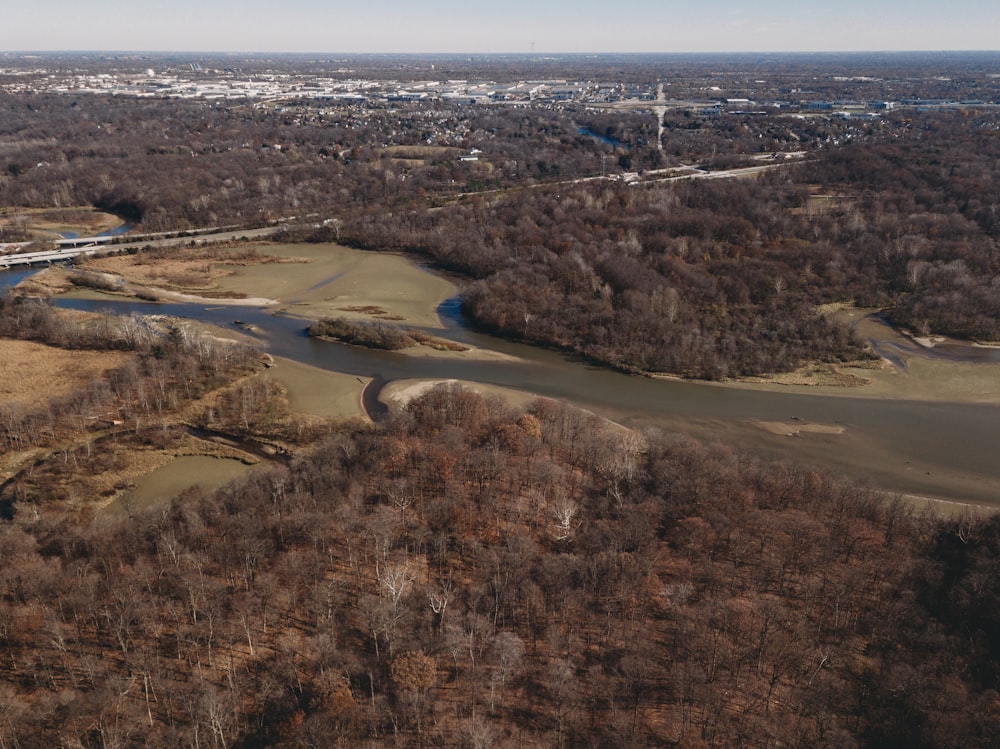 Ein Fluss, der durch eine Stadt fließt