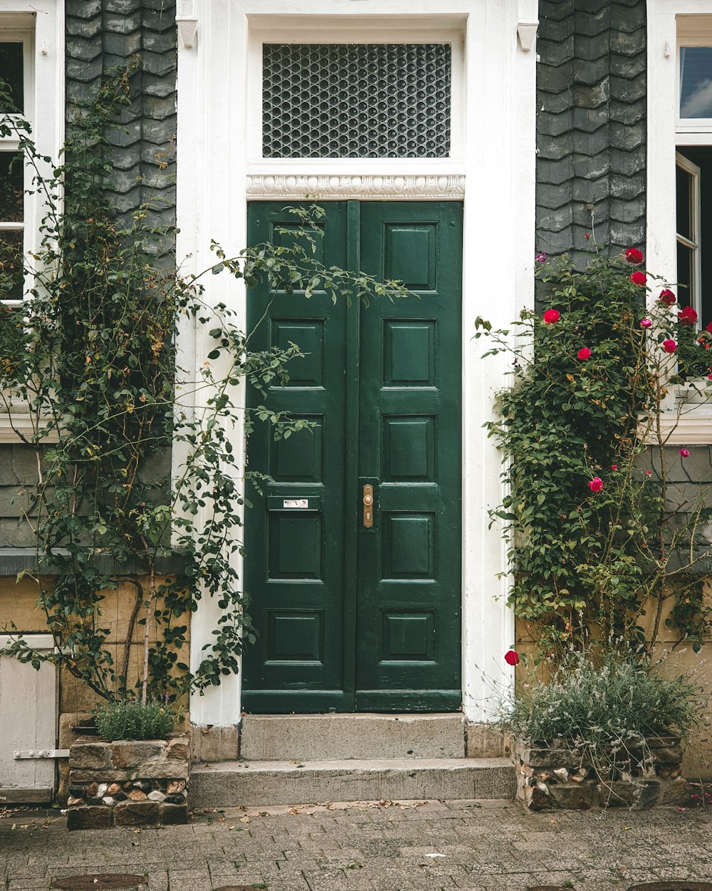 eine grüne Tür an einem Gebäude