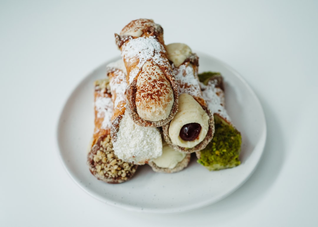 a plate of food, A plate of six cannoli on a white background.