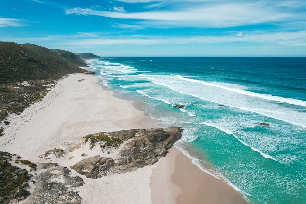 Una playa con rocas y agua