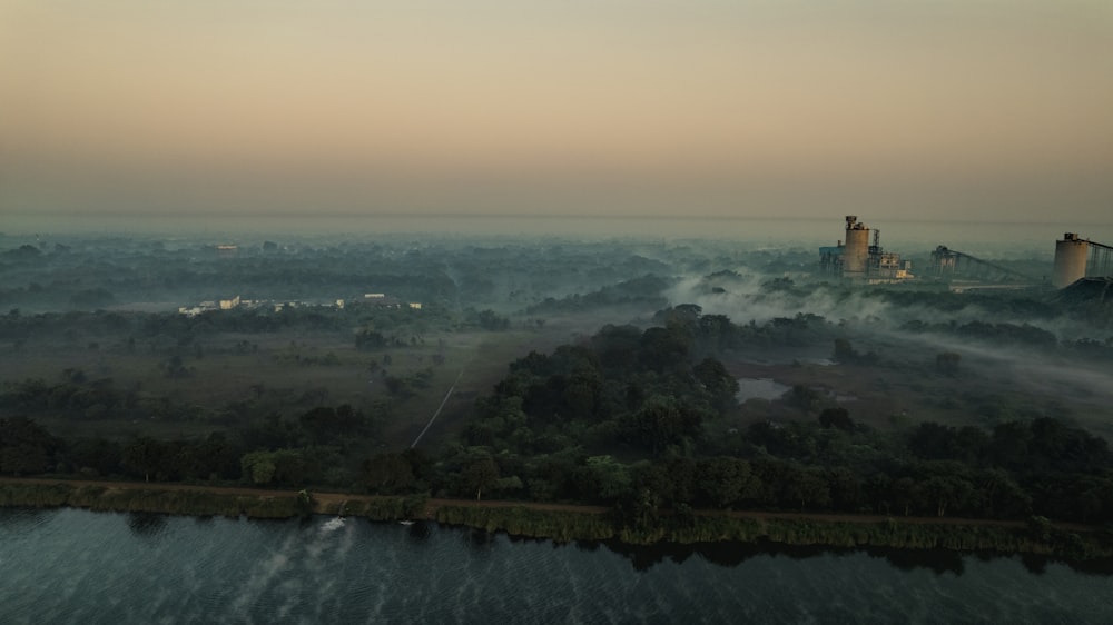 um grande corpo de água com uma ponte e uma torre à distância