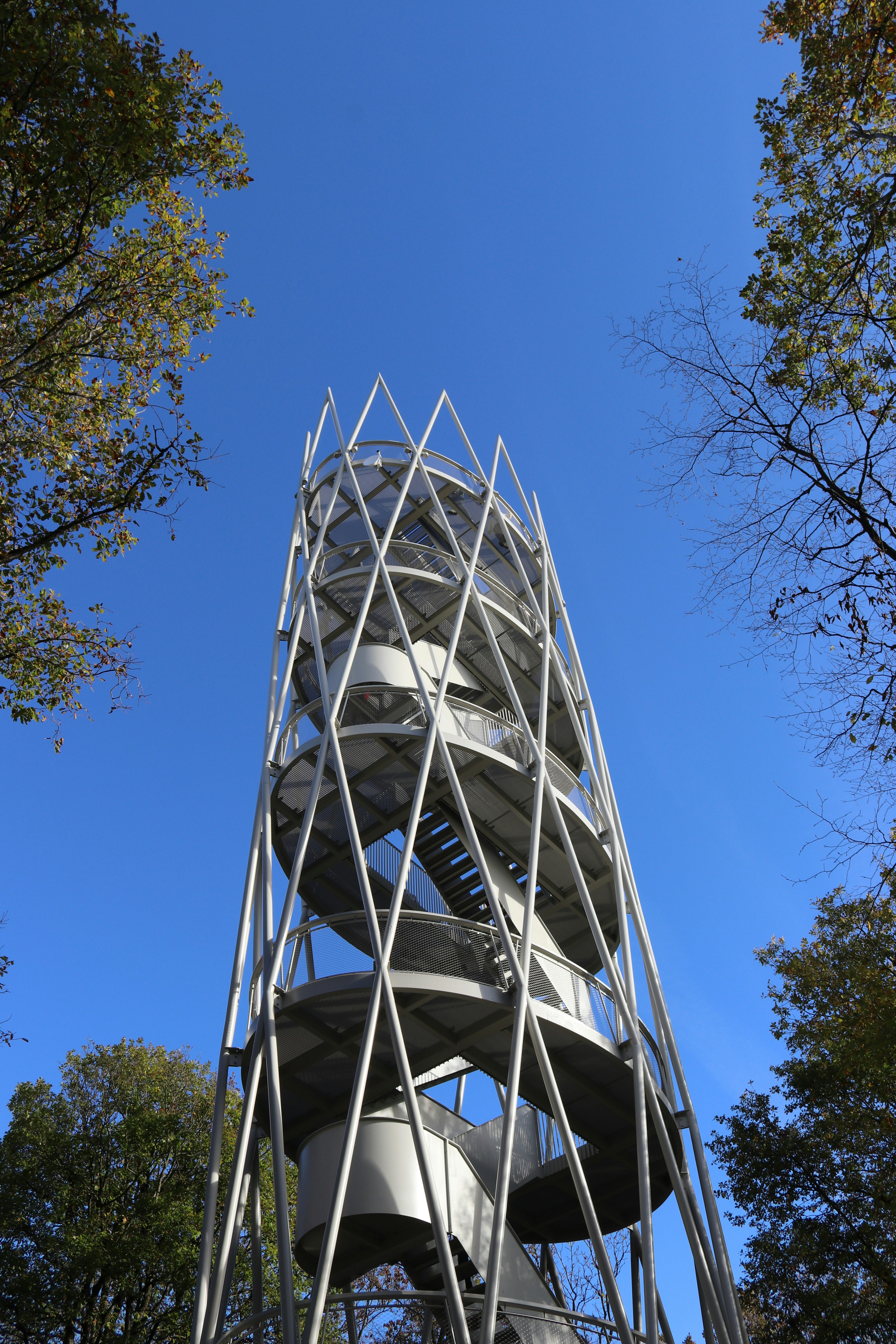 Ein hoher Metallturm