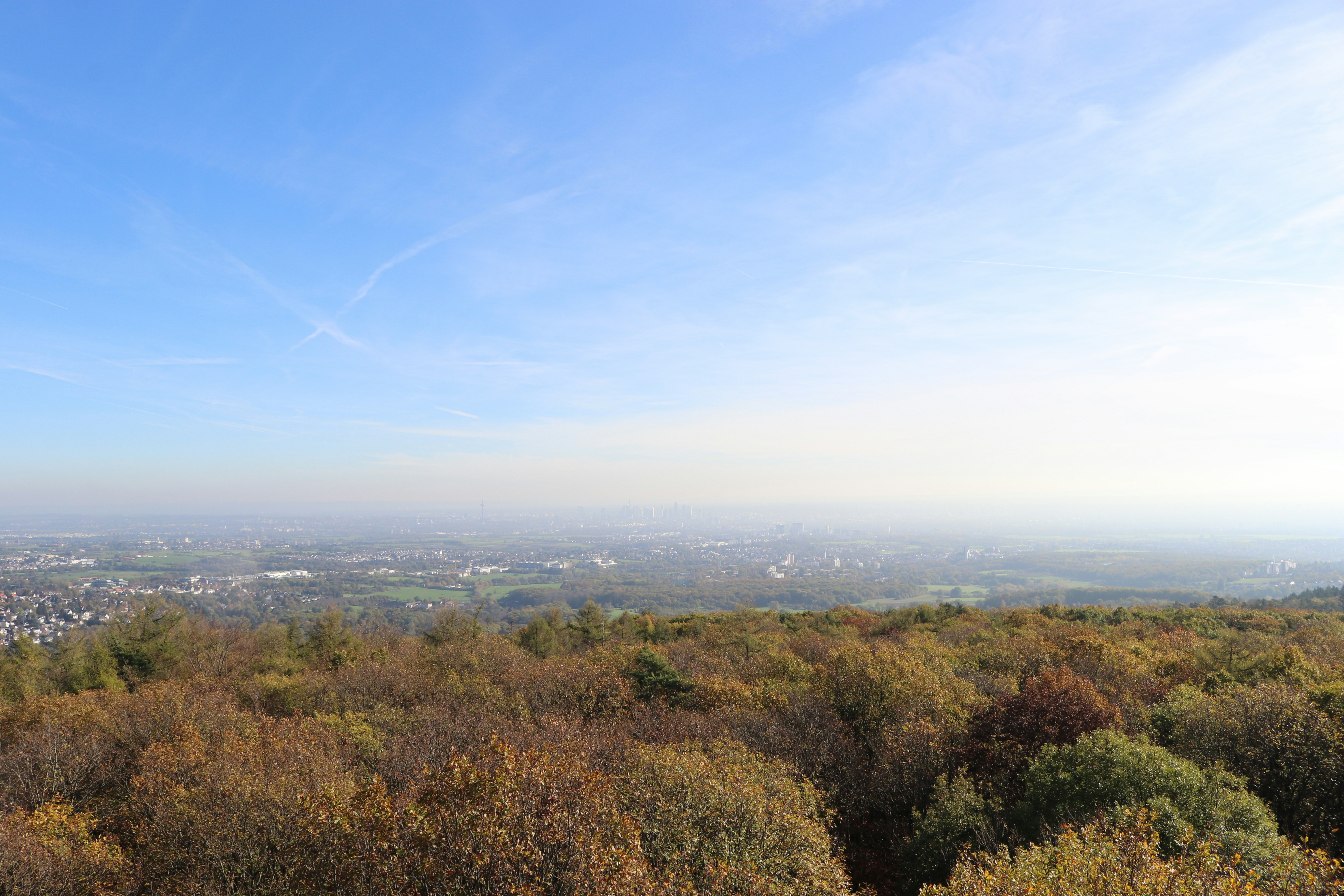 Blick auf eine Stadt von einem Hügel aus