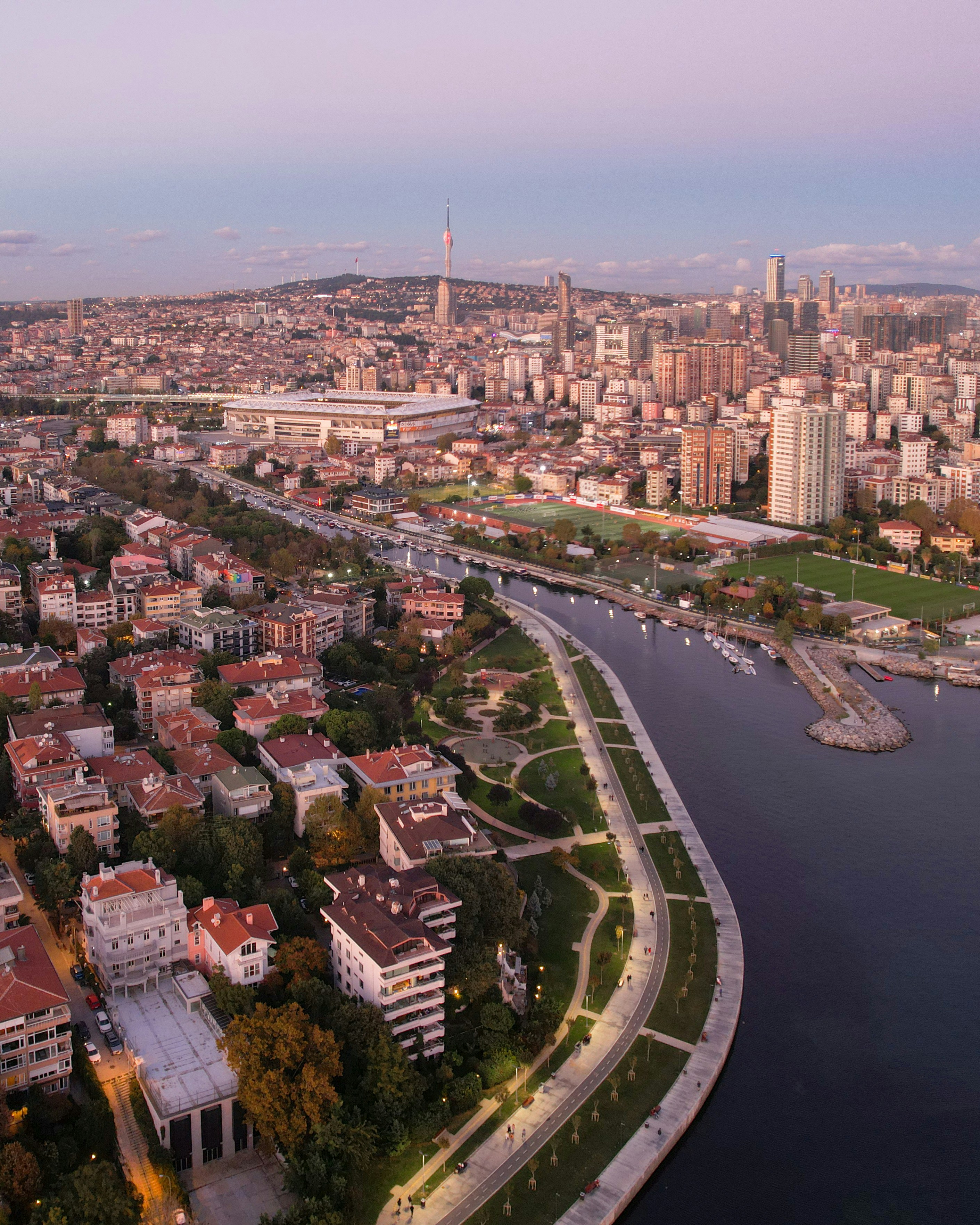 Eine Stadt neben einem Gewässer