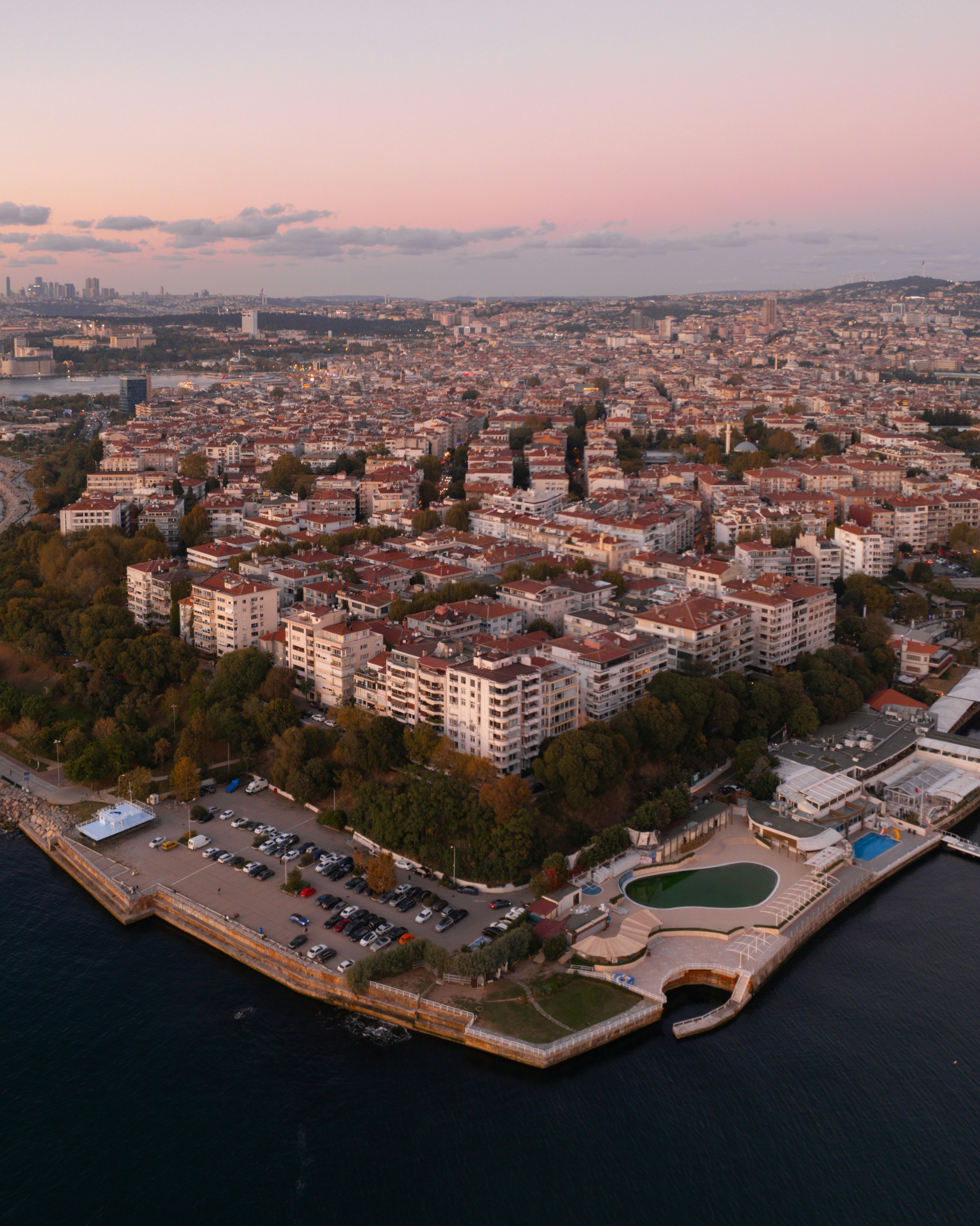 Eine Stadt mit einem Fluss, der durch sie fließt