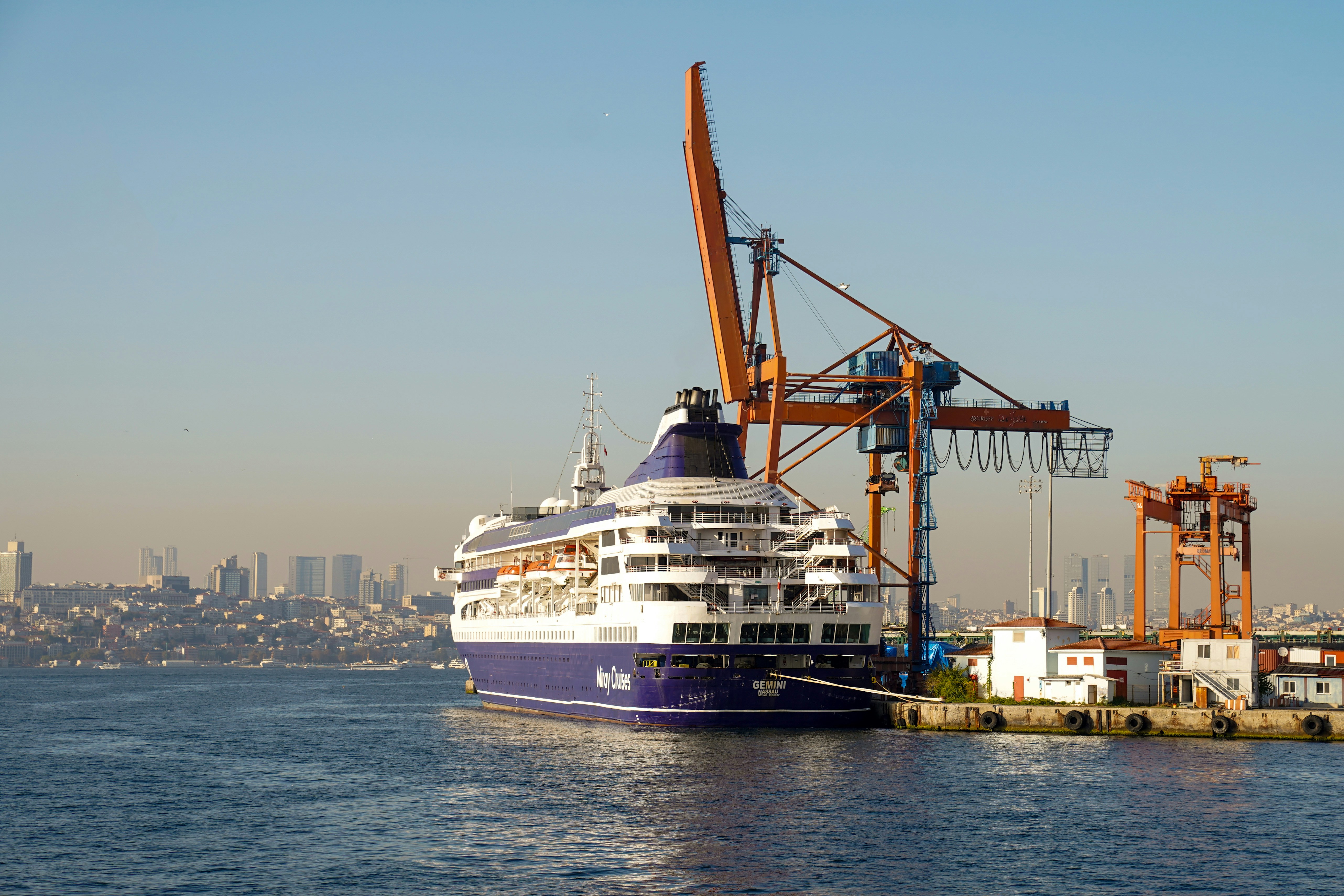 Ein großes Schiff im Wasser
