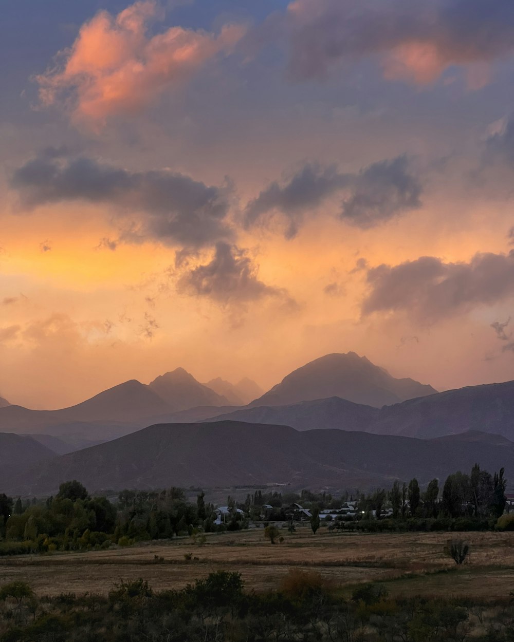 Un paisaje con montañas en la parte posterior