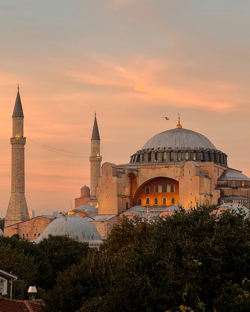 un grande edificio con Hagia Sophia