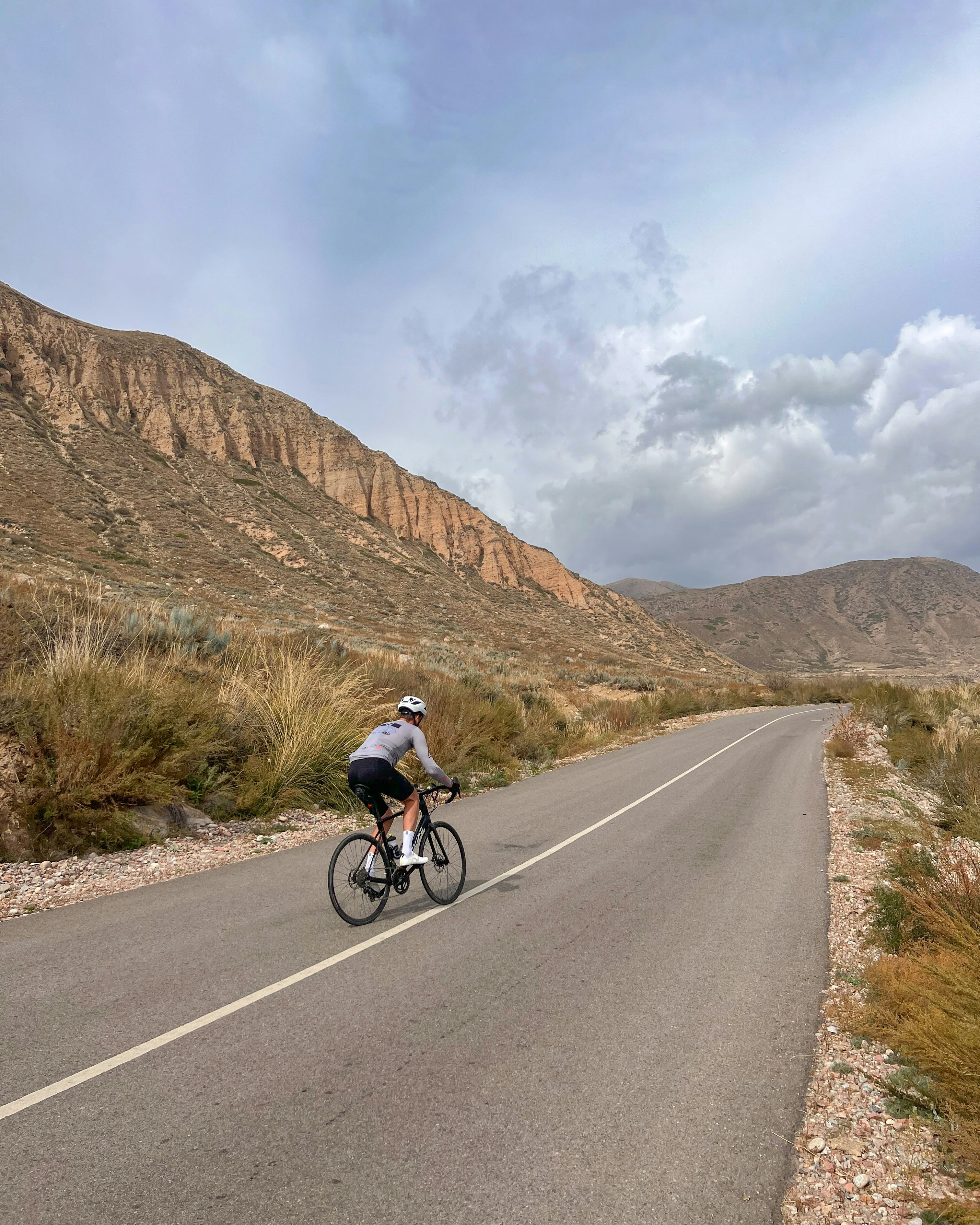 eine Person, die auf einer Straße Fahrrad fährt