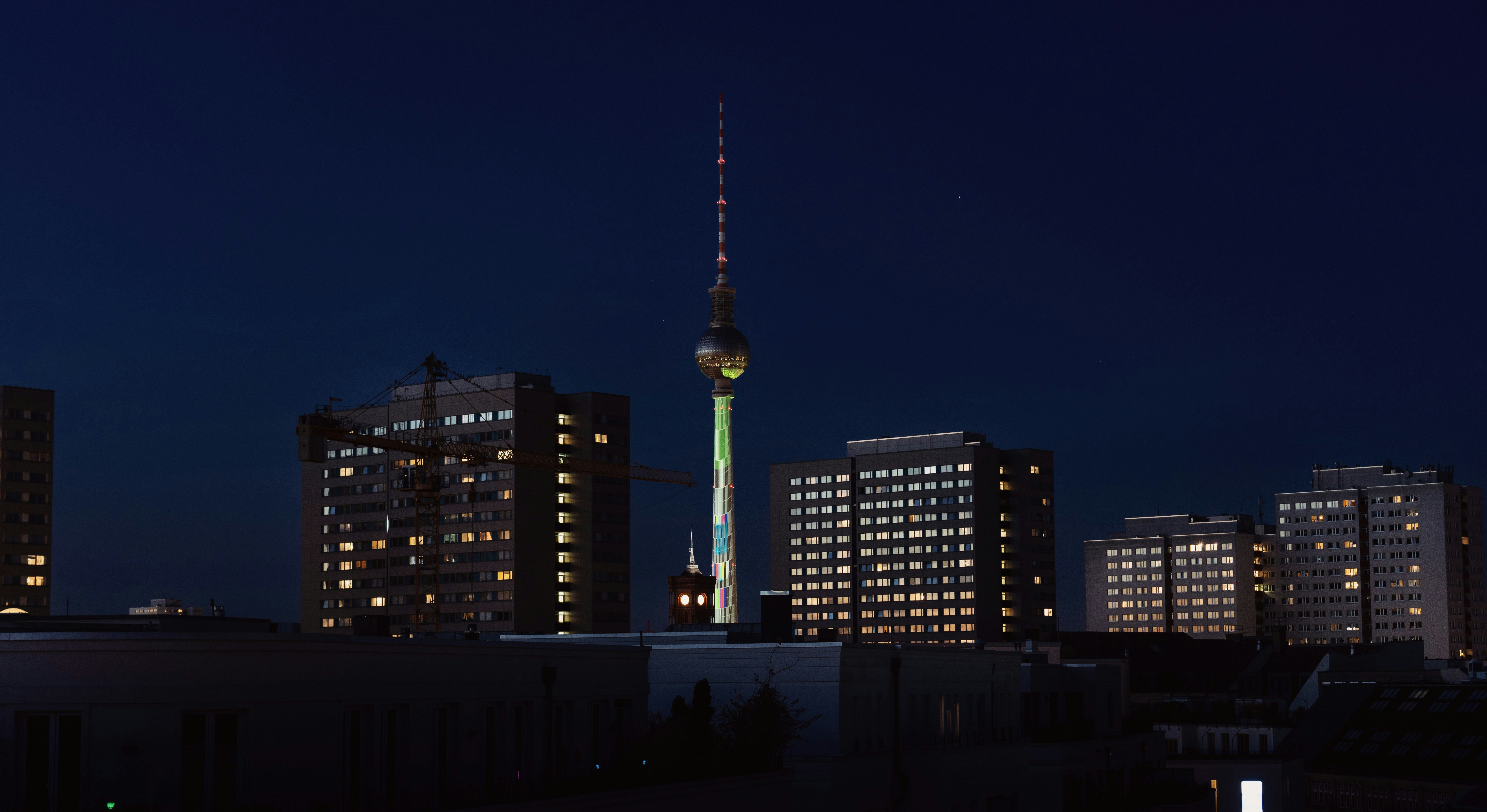 Eine Skyline der Stadt bei Nacht