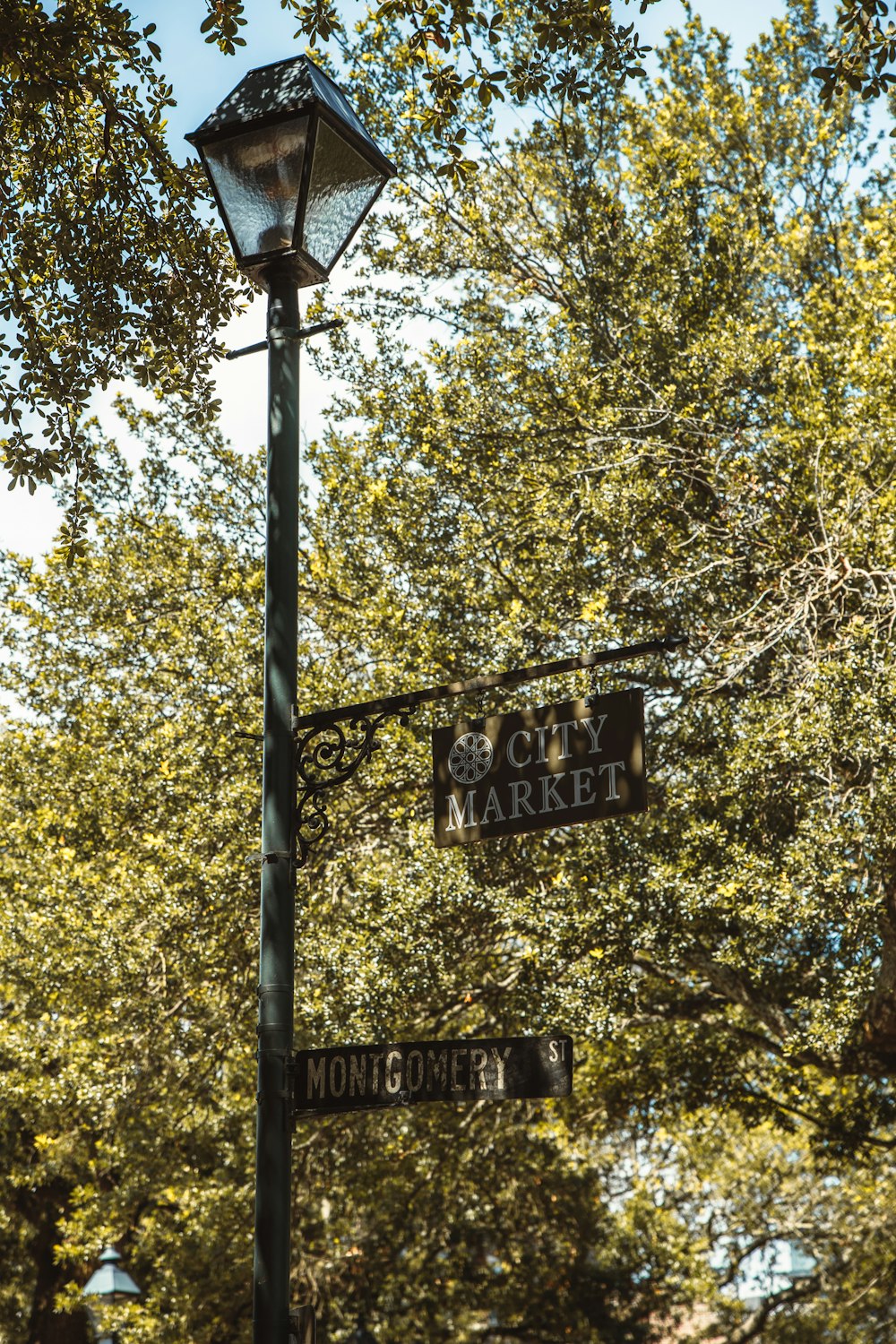 uma placa de rua é afixada em um poste