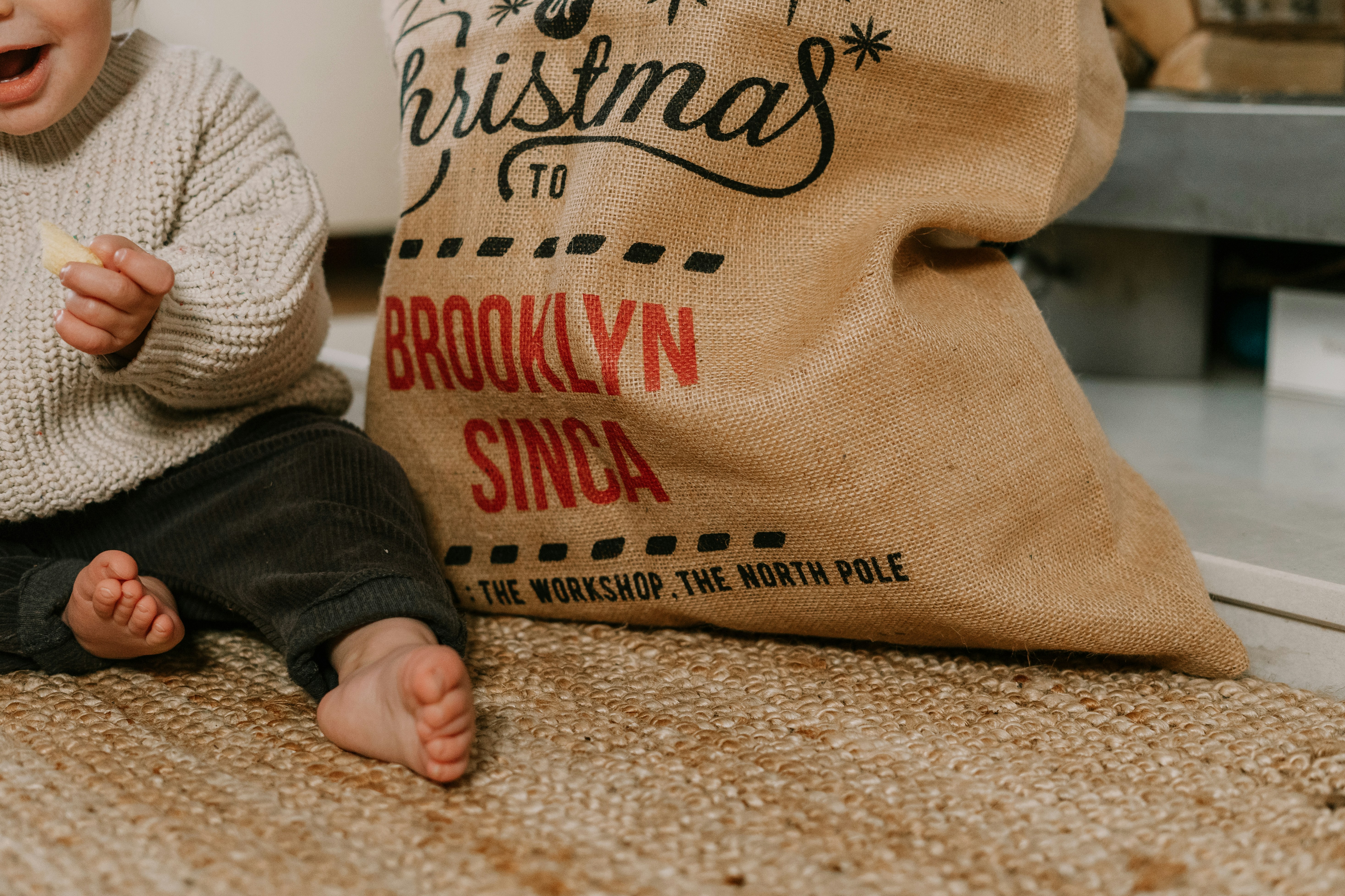 Ein Baby krabbelt auf dem Boden