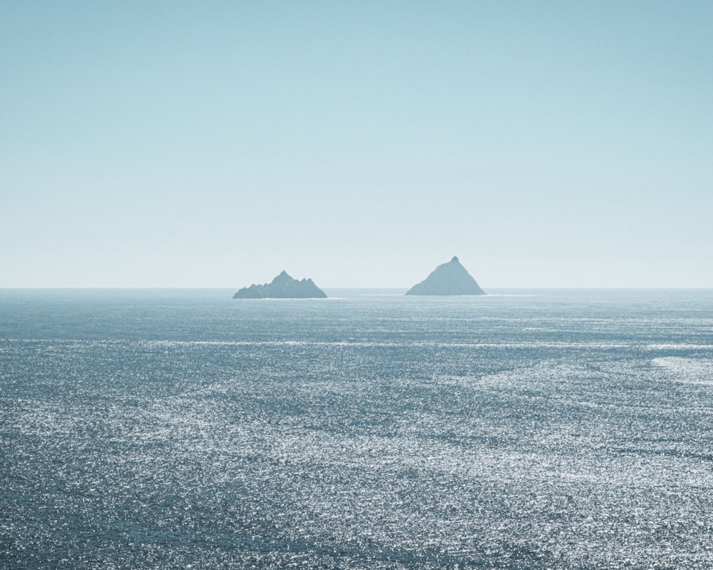 Deux grandes îles dans l’océan