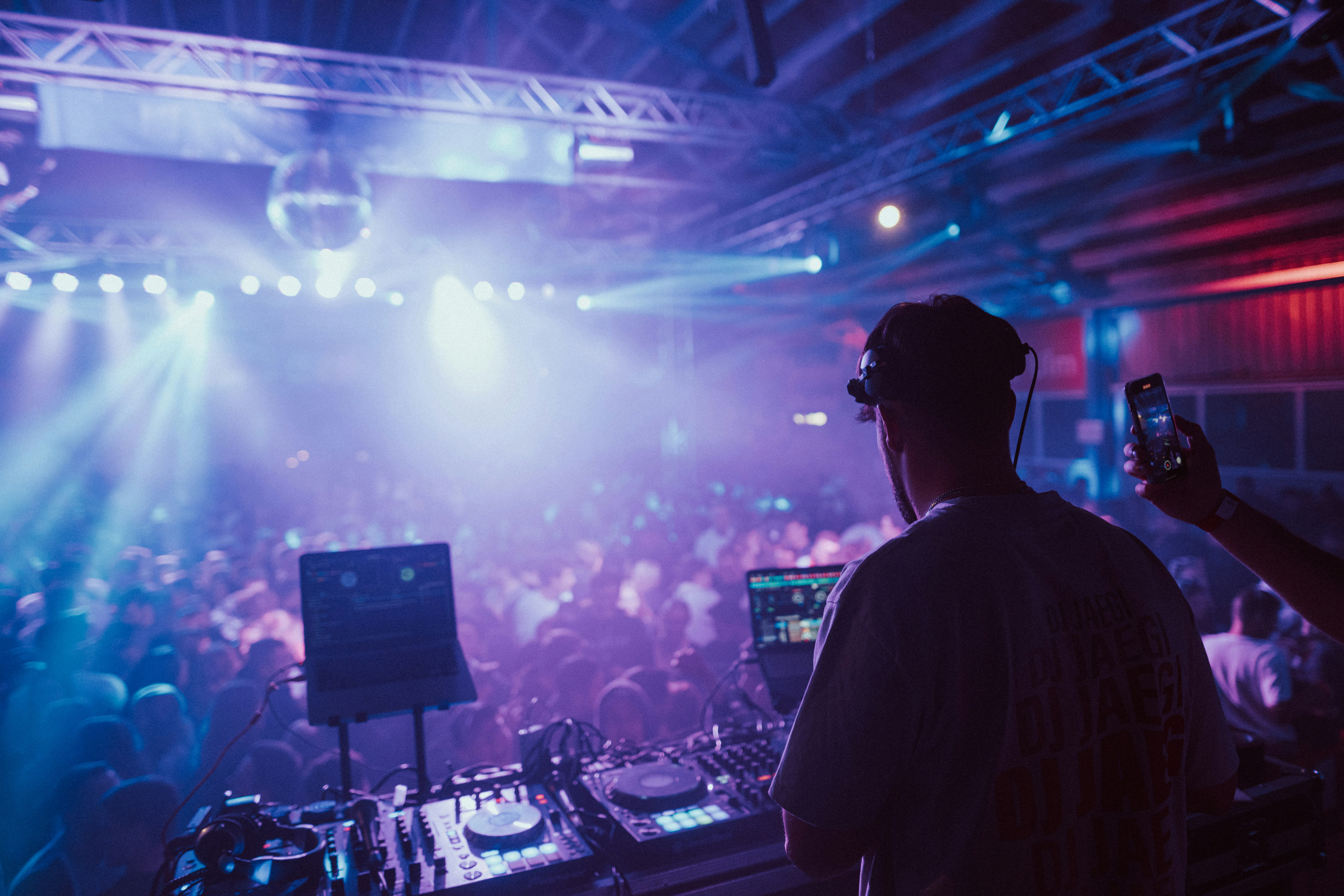 Scroll to Dancefloor: How UK DJs Are Mining Viral Audio to Create Moments That Actually Hit Live