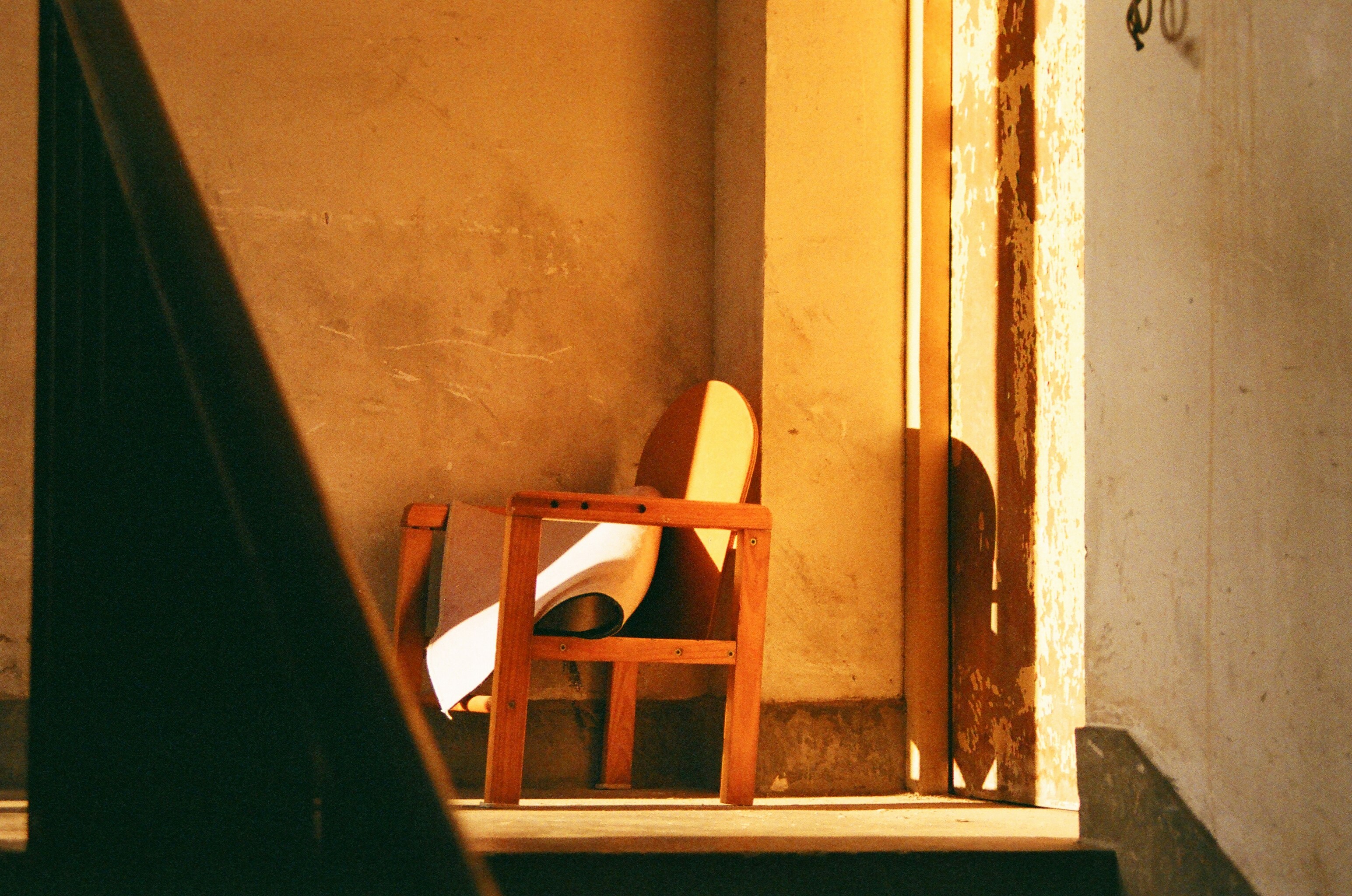 אֲנִי מְחַכָּה לְמַשֶּׁהוּ, לְמַשֶּׁהוּ אוֹ כְּלוּם אֲנִי מְחַכָּה