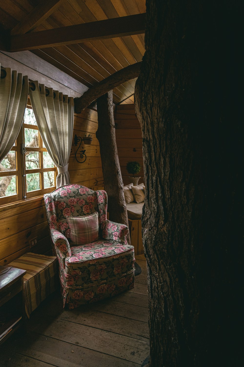 une chaise et une table dans une cabine