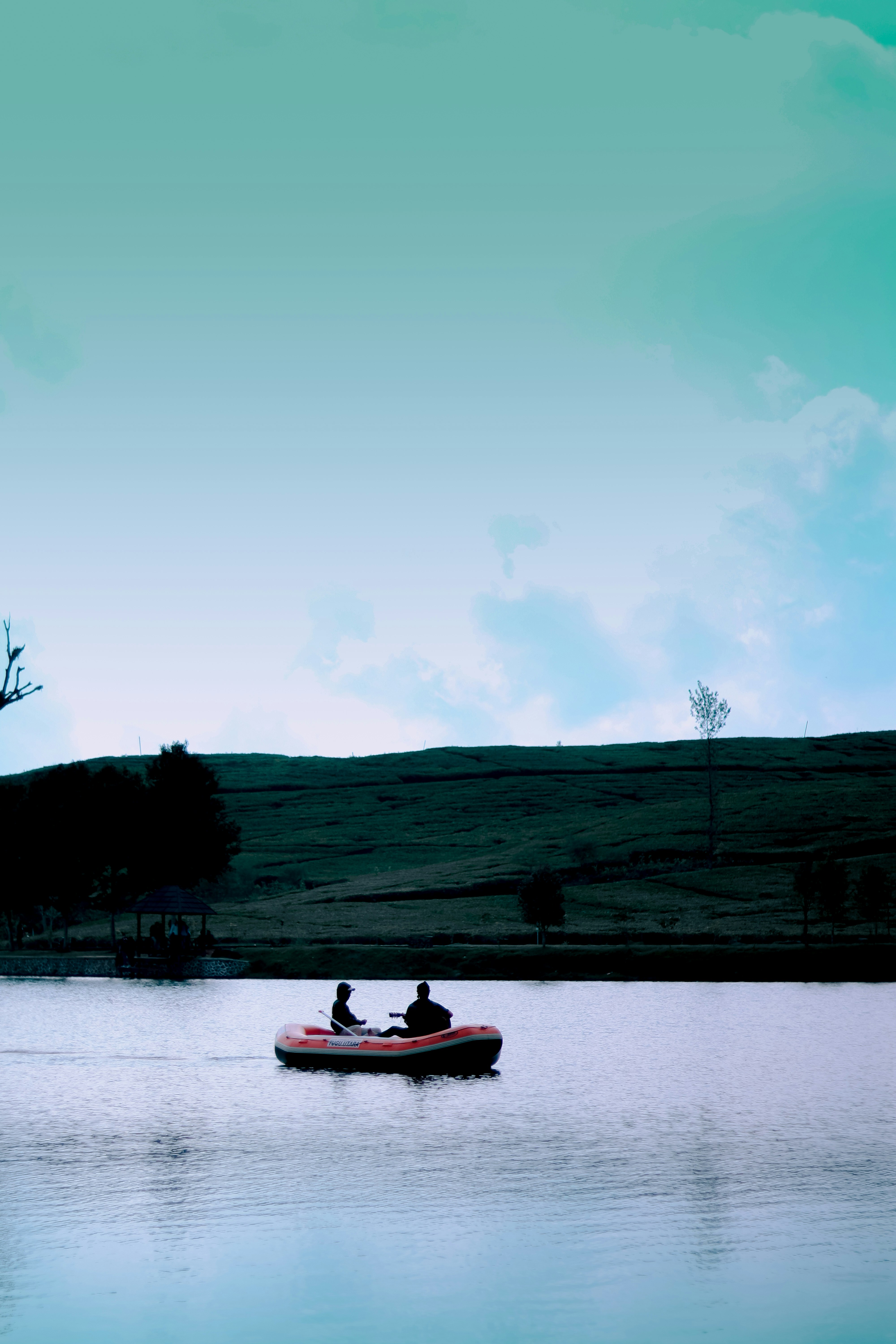 Beberapa orang di perahu di danau