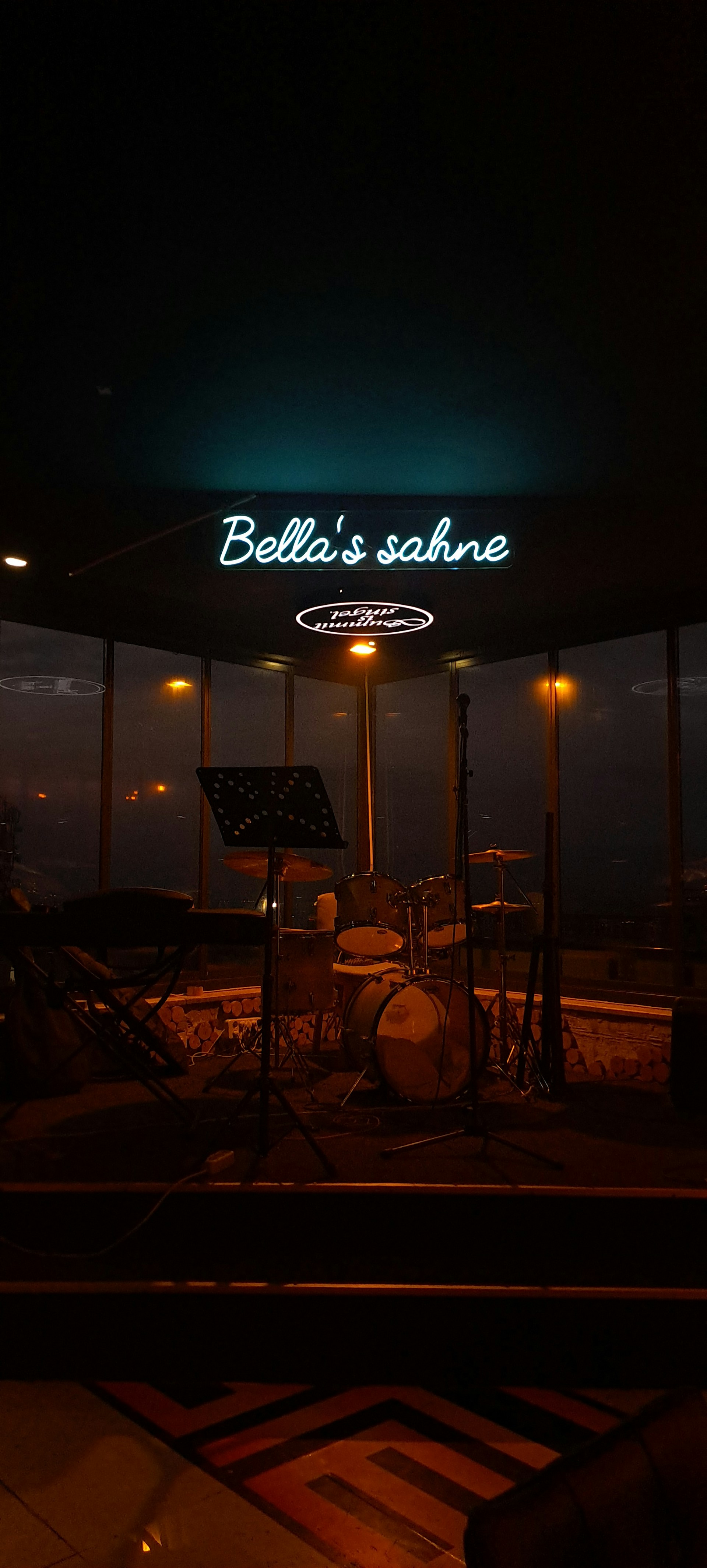 gray computer monitor