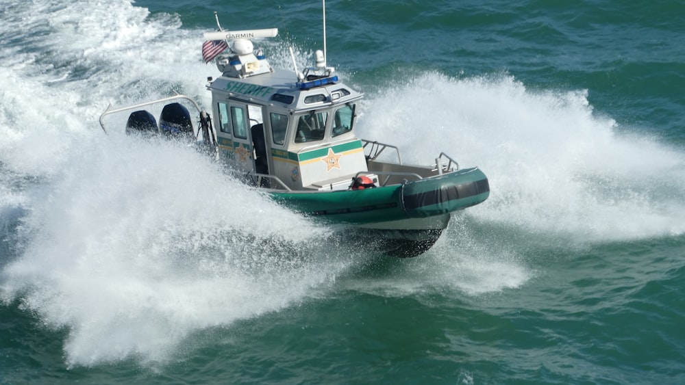 Un bateau dans l’eau