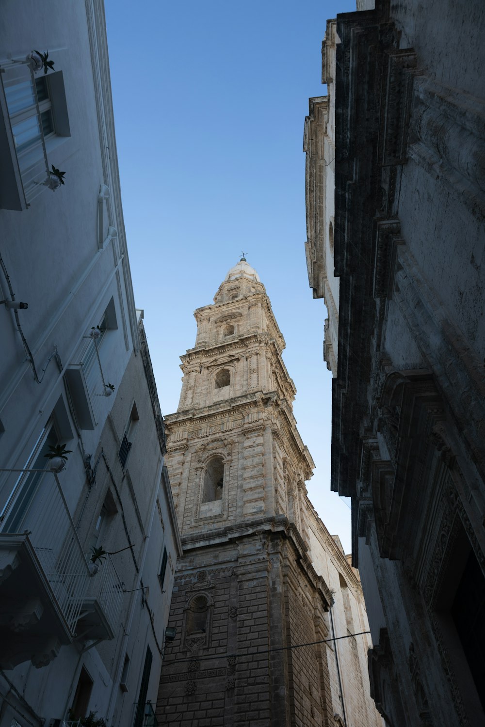 Ein hohes Gebäude mit einem Turm