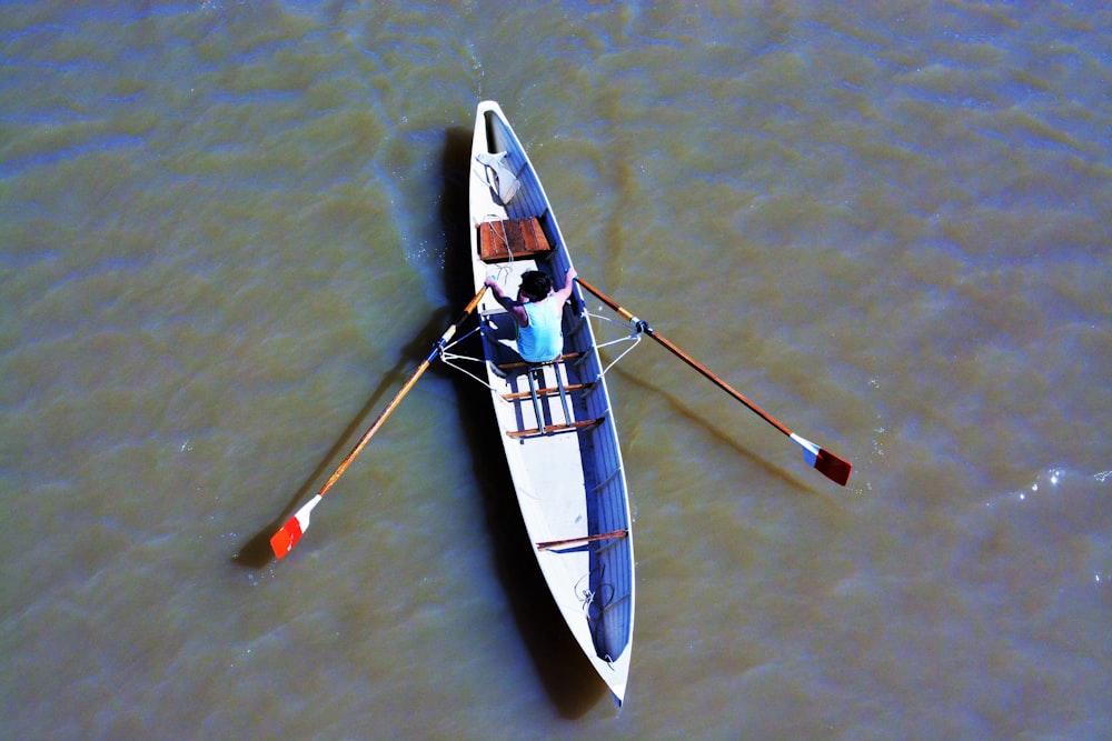 une personne dans un bateau